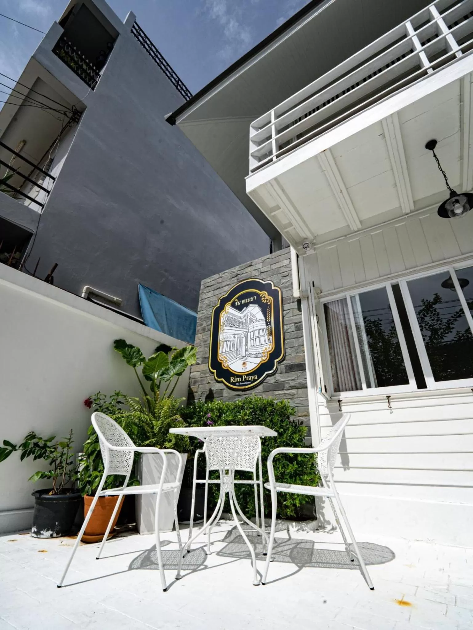 Property building in RoomQuest Rim Praya Dinsor Road