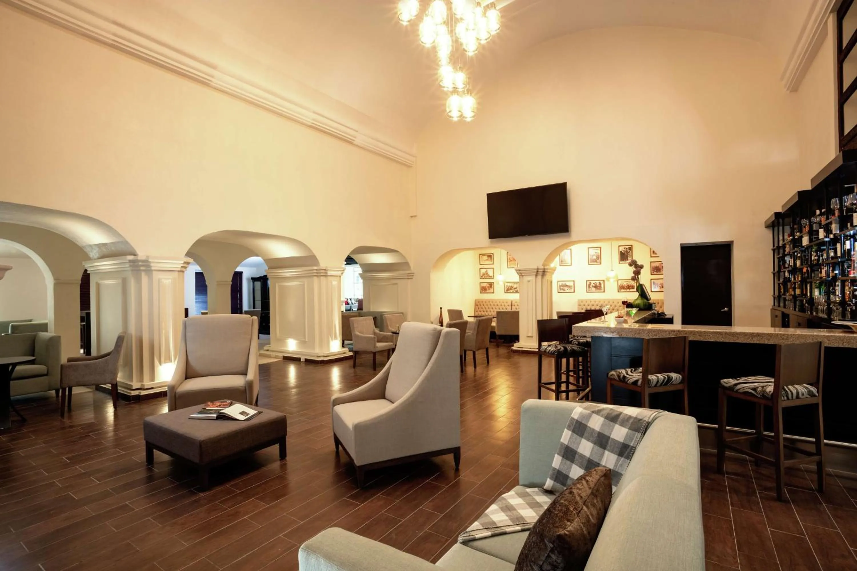 Lounge or bar in Doubletree By Hilton Toluca