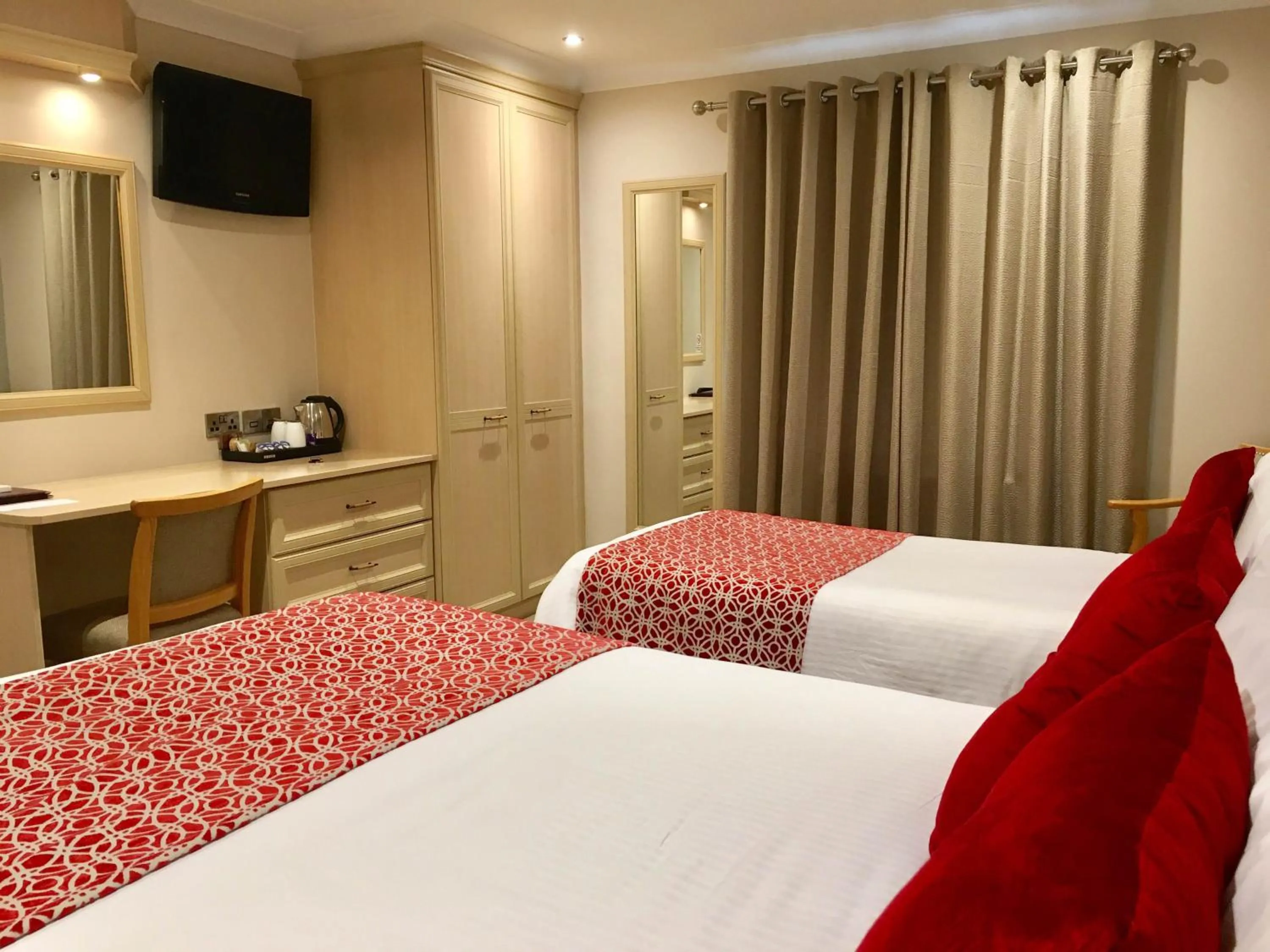 Bedroom, Bed in The Lodge Hotel