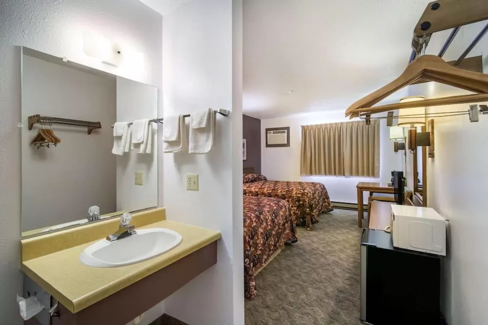 Bed in Rodeway Inn Gateway to Medora T-Roosevelt & Makoshika State Park