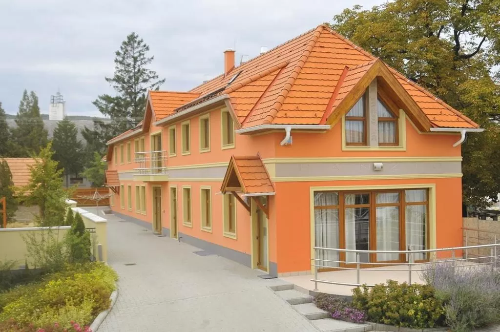 Property Building in Publo Étterem és Panzió