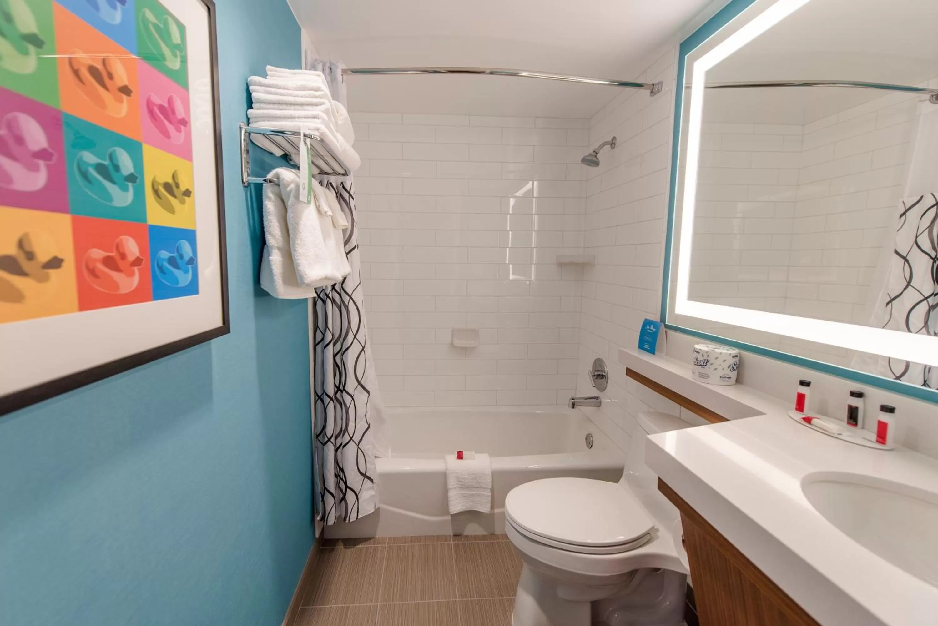 Shower in Howard Johnson by Wyndham Anaheim Hotel and Water Playground