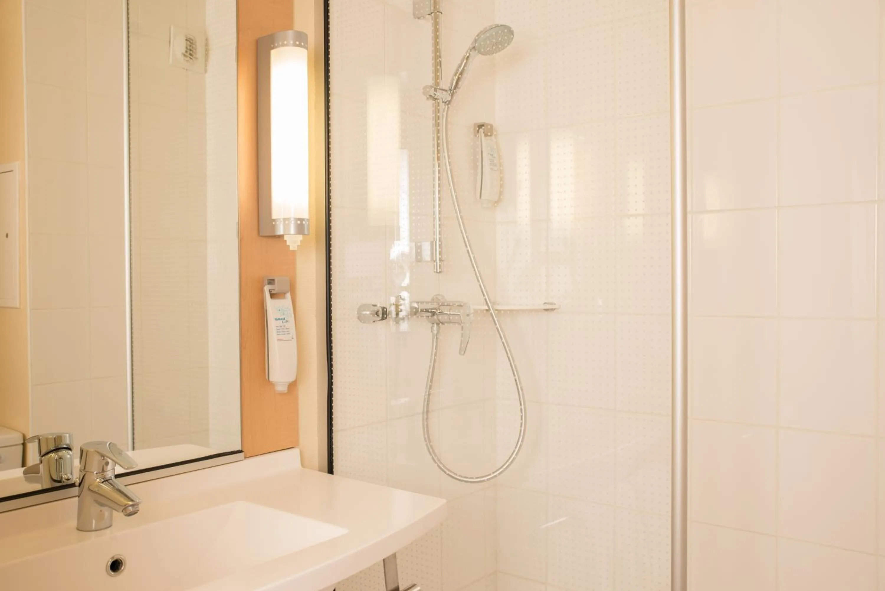 Bathroom in ibis Paris Vanves Parc des Expositions