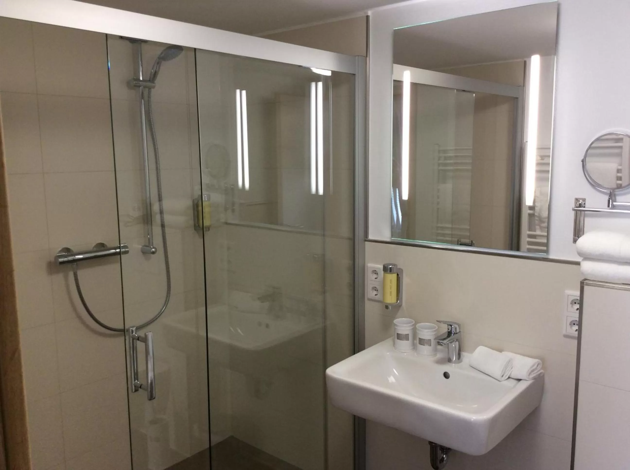 Shower, Bathroom in Die Sperre