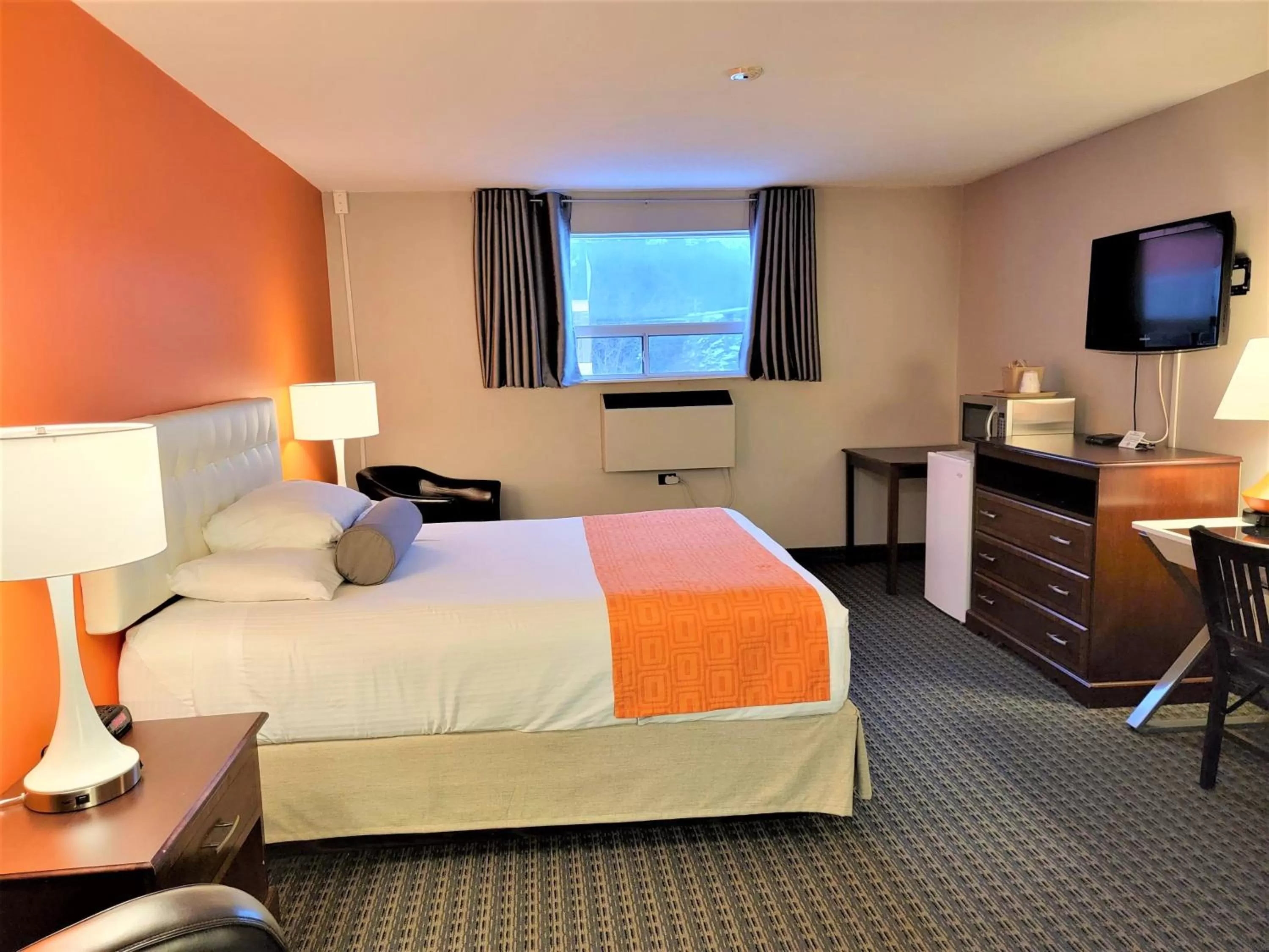 Bed in Howard Johnson by Wyndham Gravenhurst