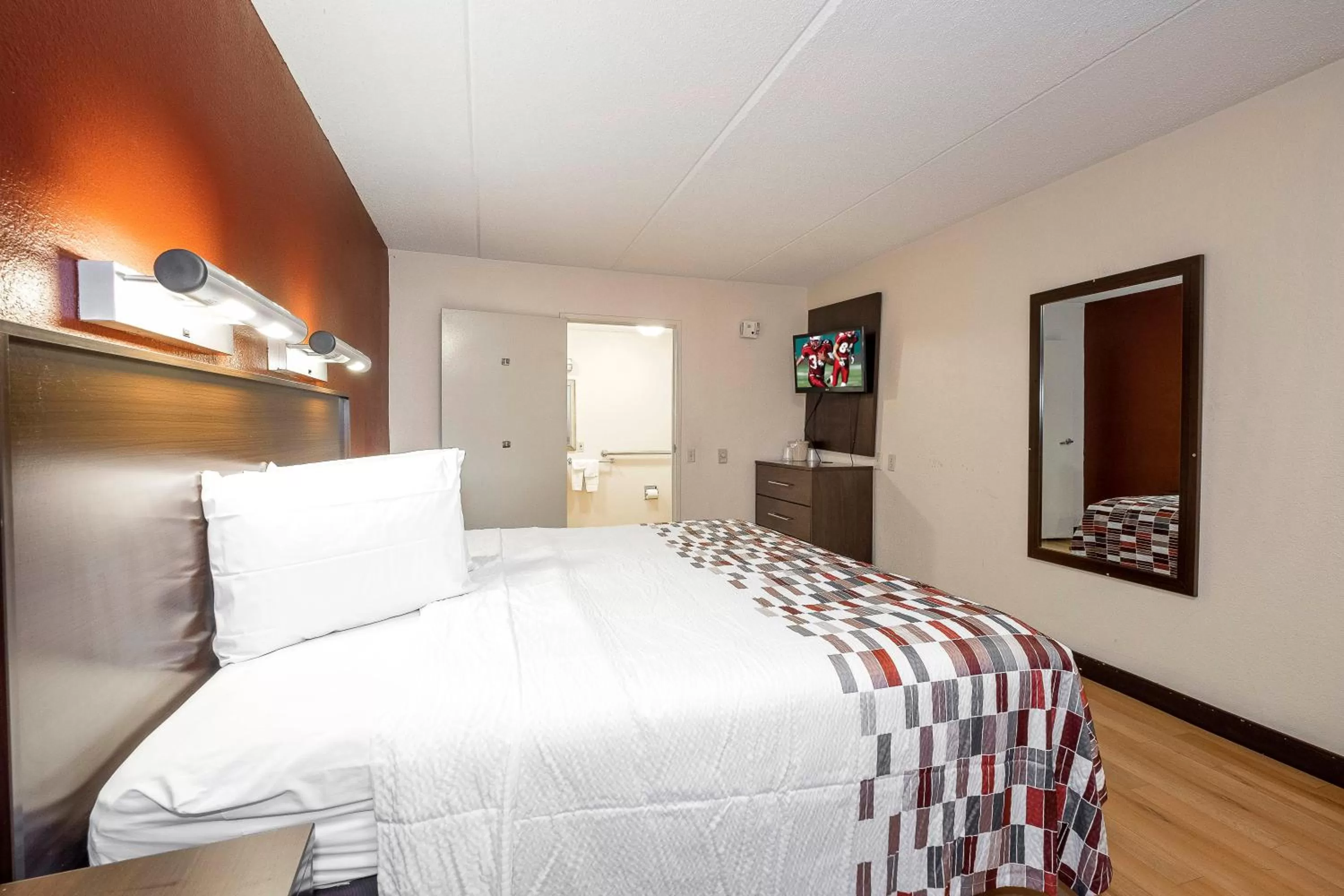 Photo of the whole room, Bed in Red Roof Inn Atlanta - Smyrna/Ballpark