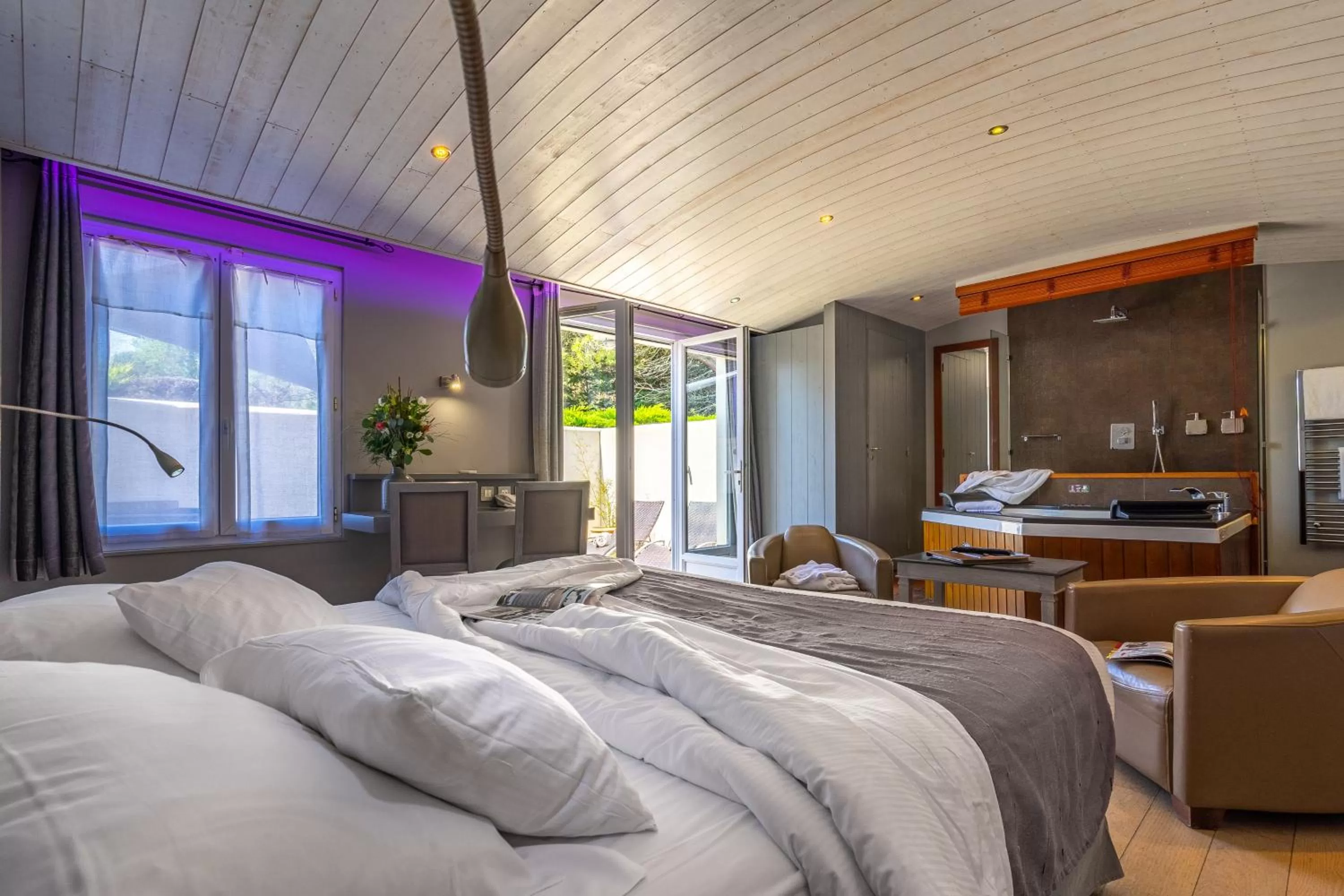 Shower, Bed in Elégance Suites Hôtel