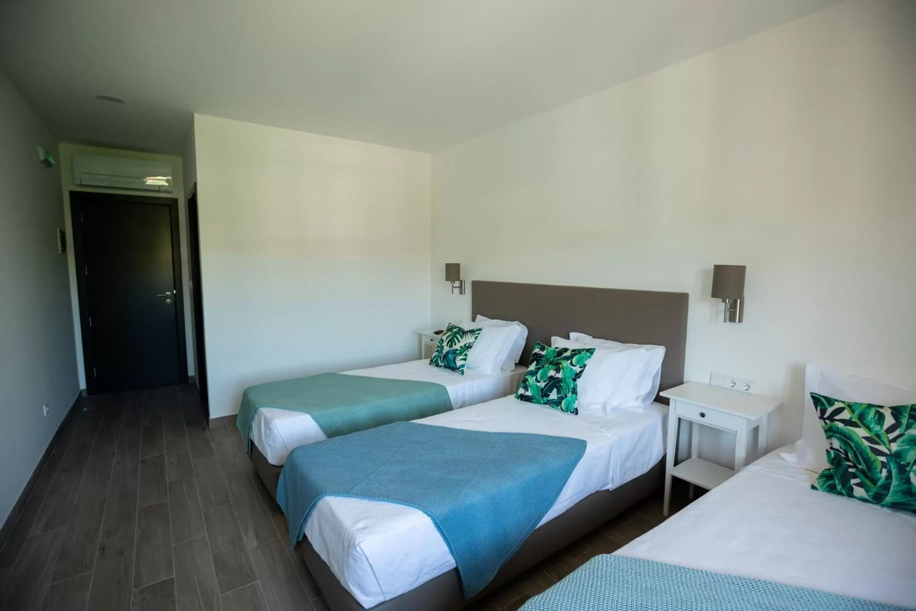 Triple Room in Porto D'Abrigo - Alojamento Local Triple Room in Porto D'Abrigo - Alojamento Local