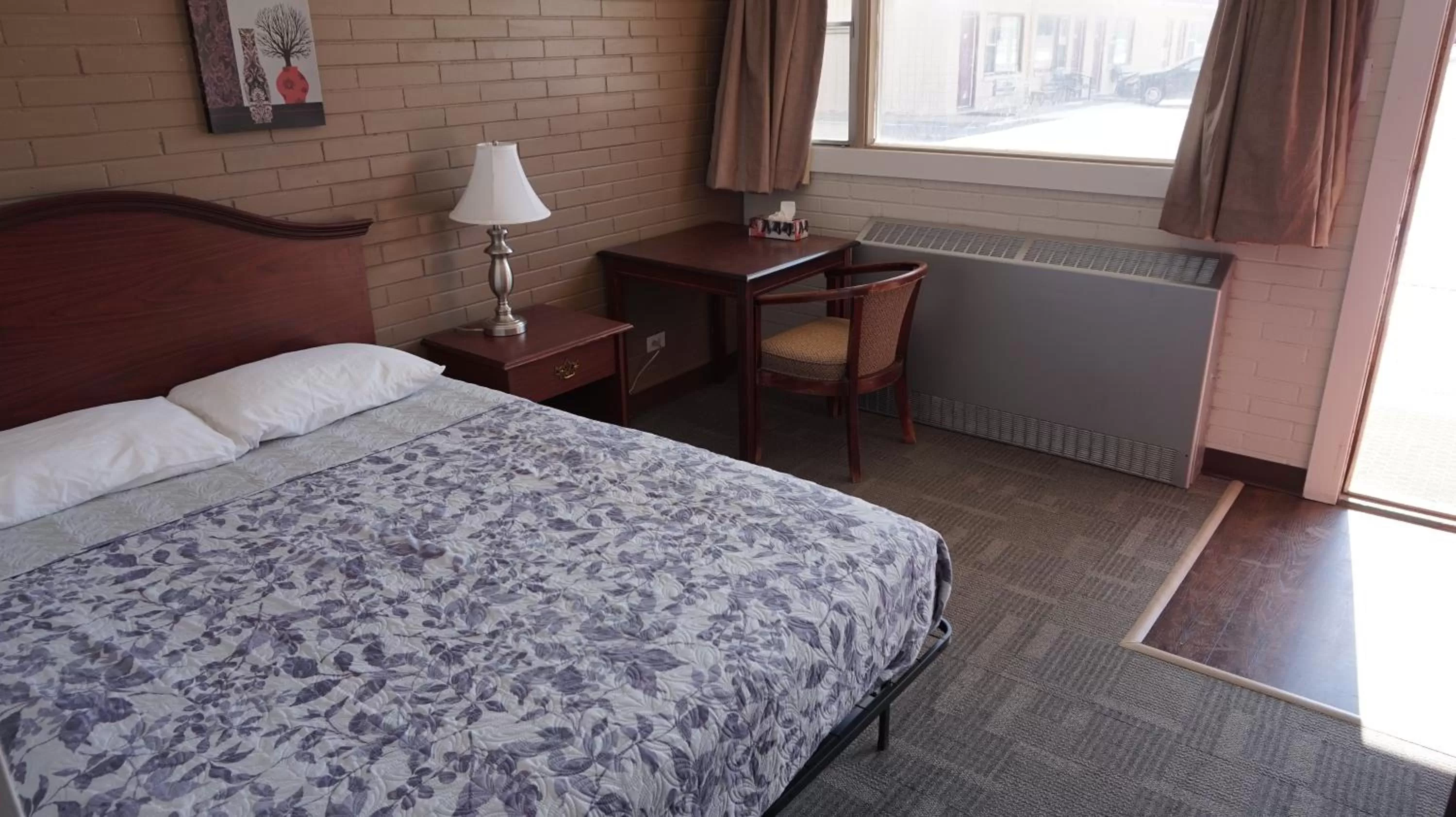 Standard Queen Room with Kitchenette in Caravel Motel