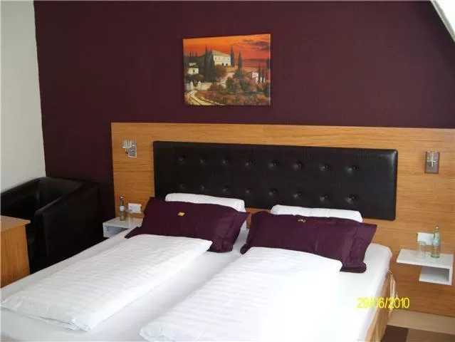 Photo of the whole room, Bed in Hotel Drei Kronen