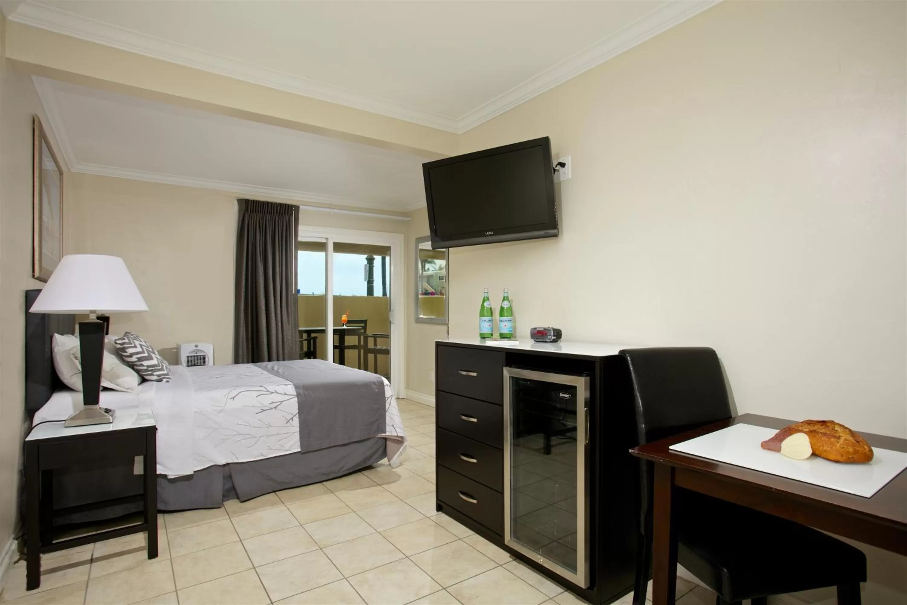 Patio, Bed in Ocean Beach Hotel