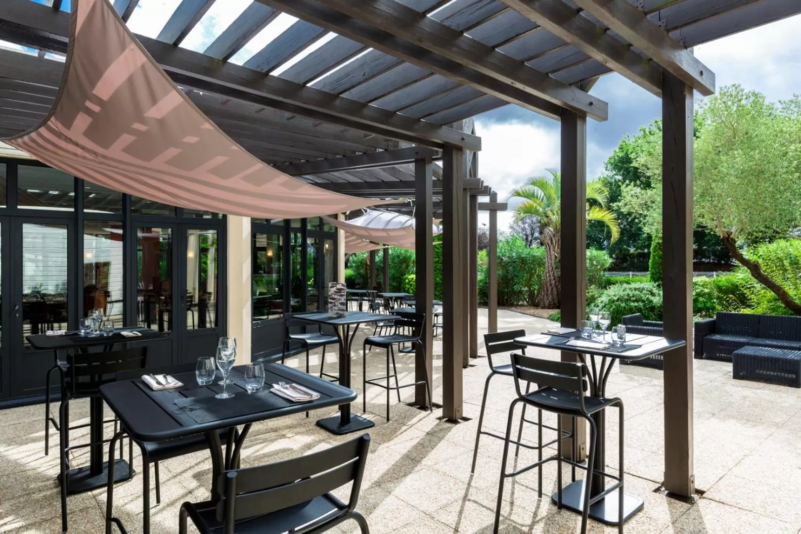 Patio in Hôtel Oceania Nantes Aéroport