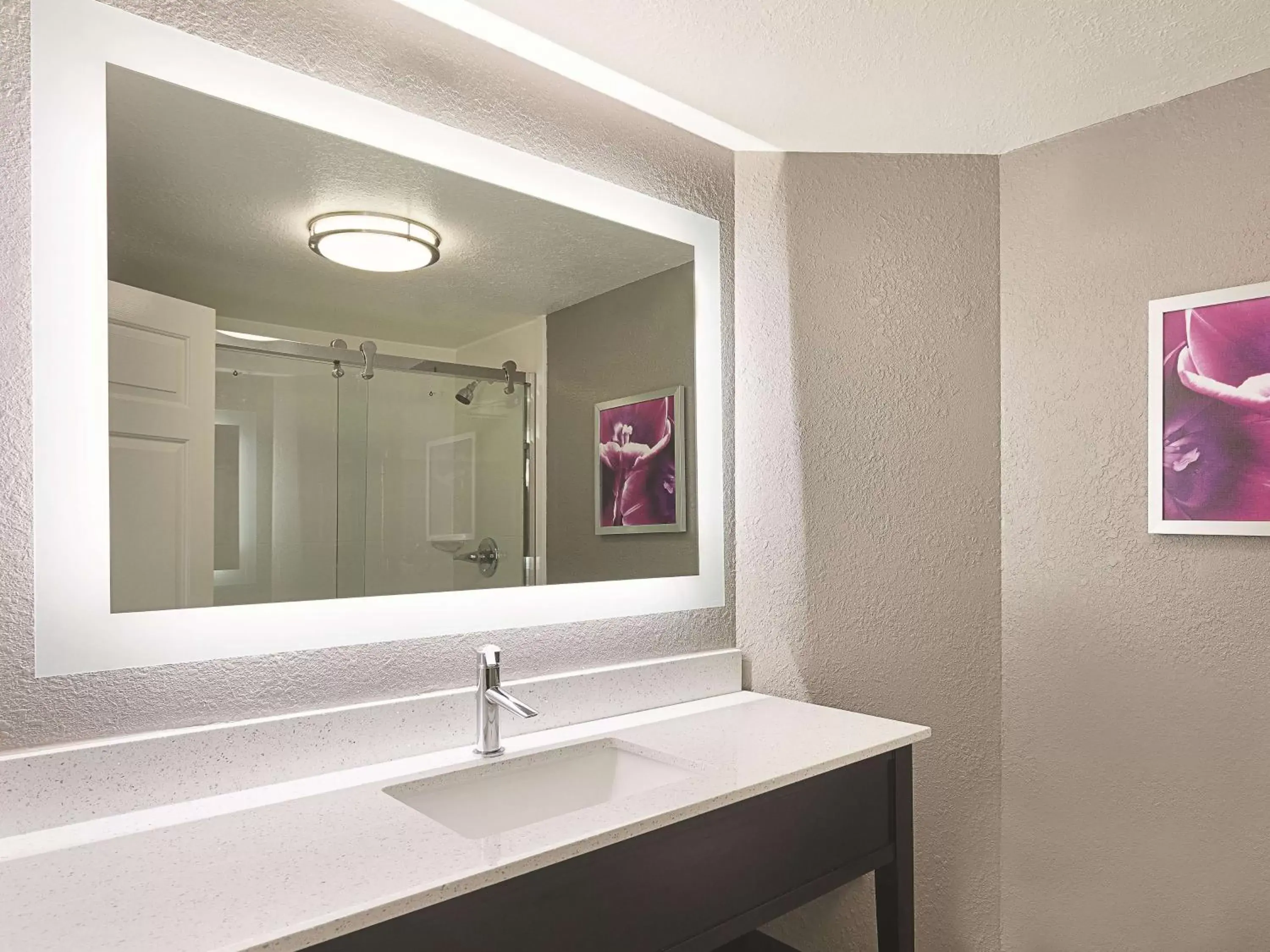 Deluxe King Suite - Non-Smoking in La Quinta Inn by Wyndham Fresno Yosemite Deluxe King Suite - Non-Smoking in La Quinta Inn by Wyndham Fresno Yosemite