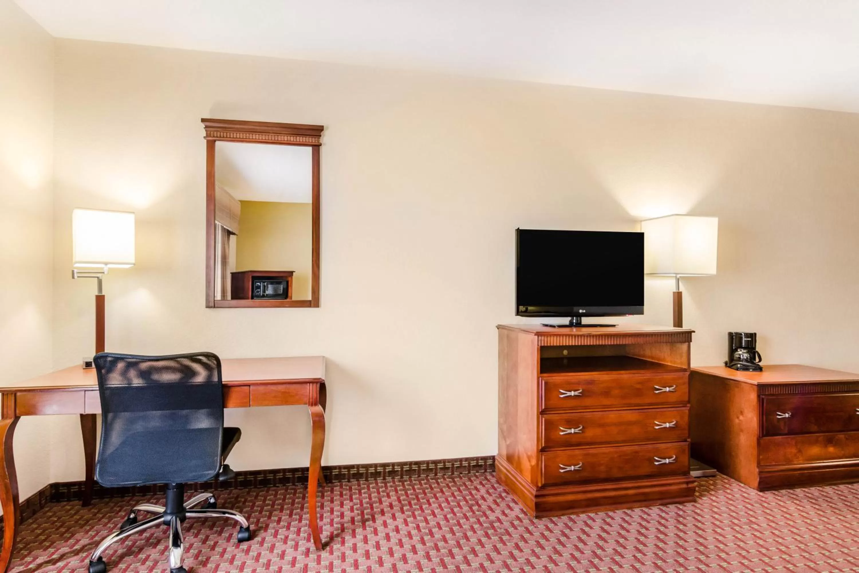 TV and multimedia in Quality Inn & Suites Carthage near Precious Moments Chapel