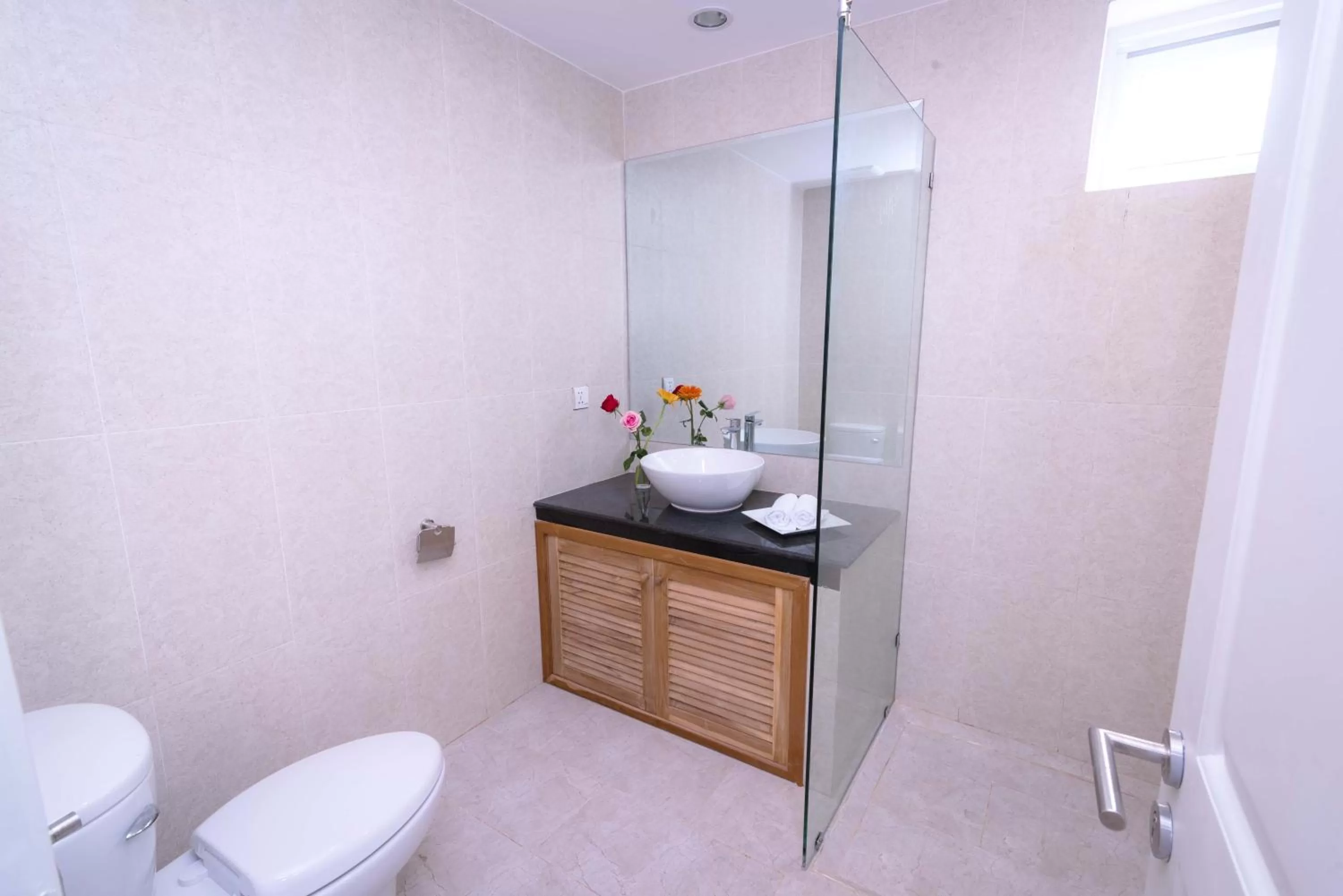 Toilet in Sun Apartment