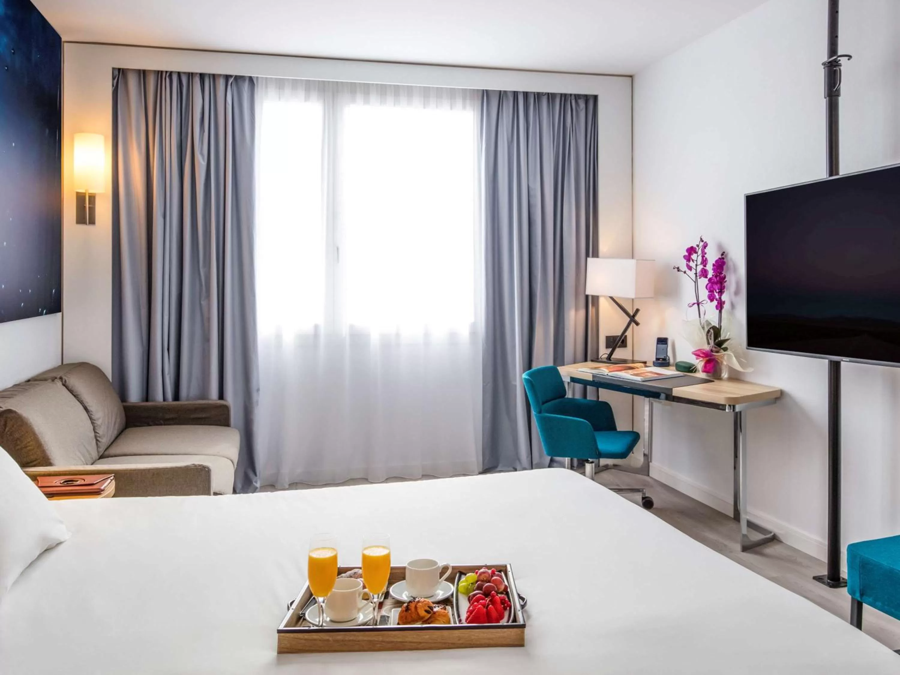 Photo of the whole room, Bed in Novotel Barcelona Cornellà