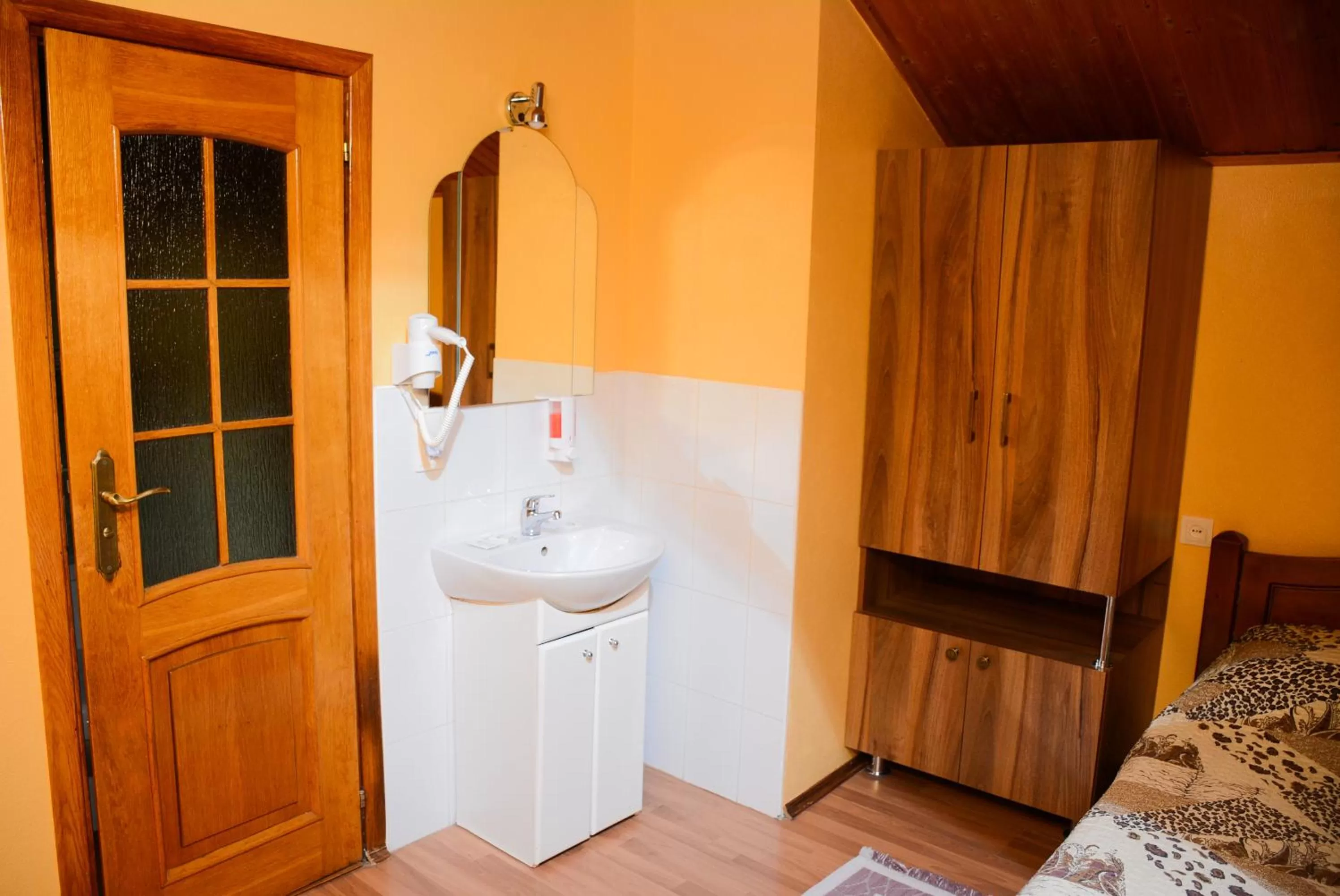 Property building, Bathroom in Bazar Motel