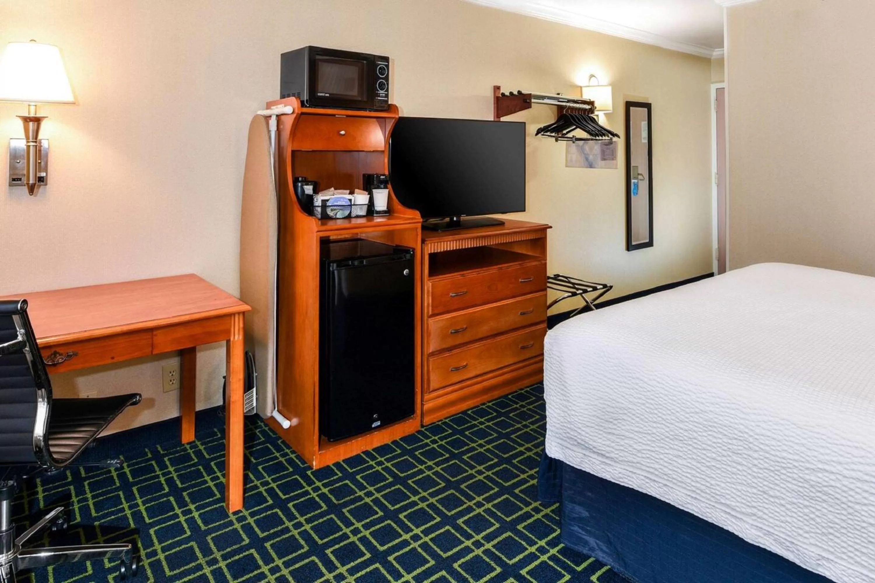 TV and multimedia in SureStay Hotel by Best Western Ontario Airport