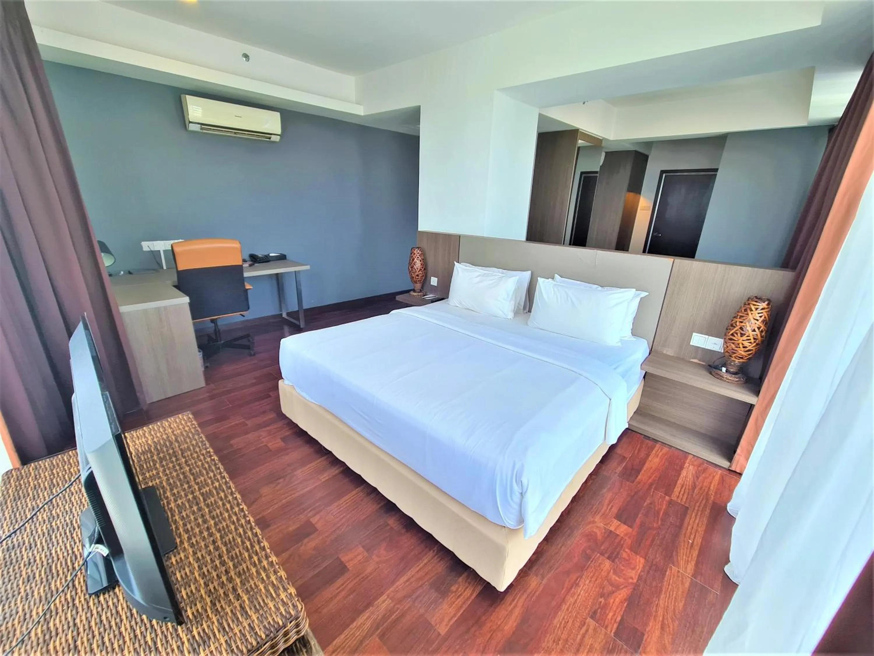 Bedroom, Bed in Nexus Regency Suites & Hotel