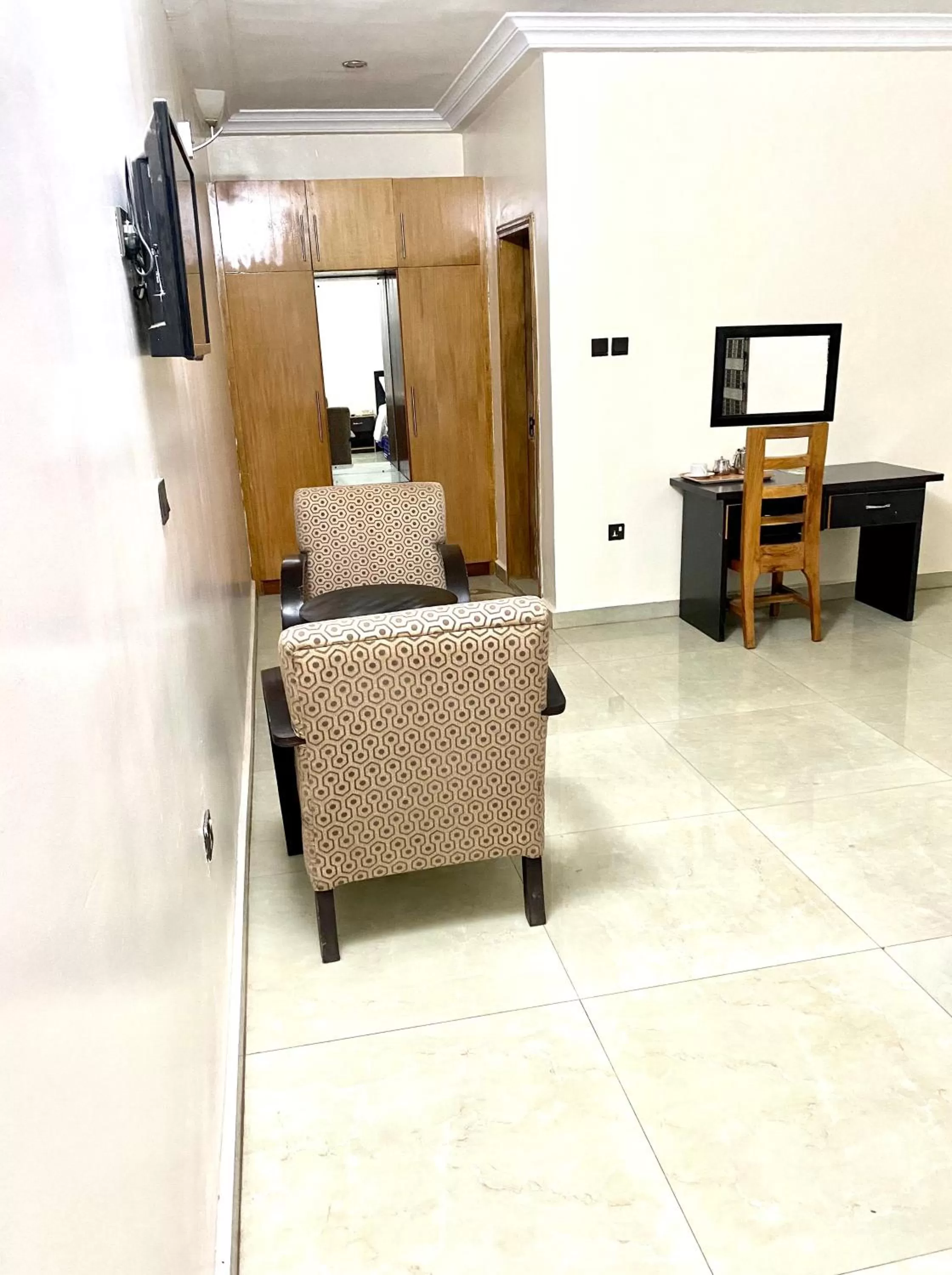 Nue-Crest Hotels & Suites