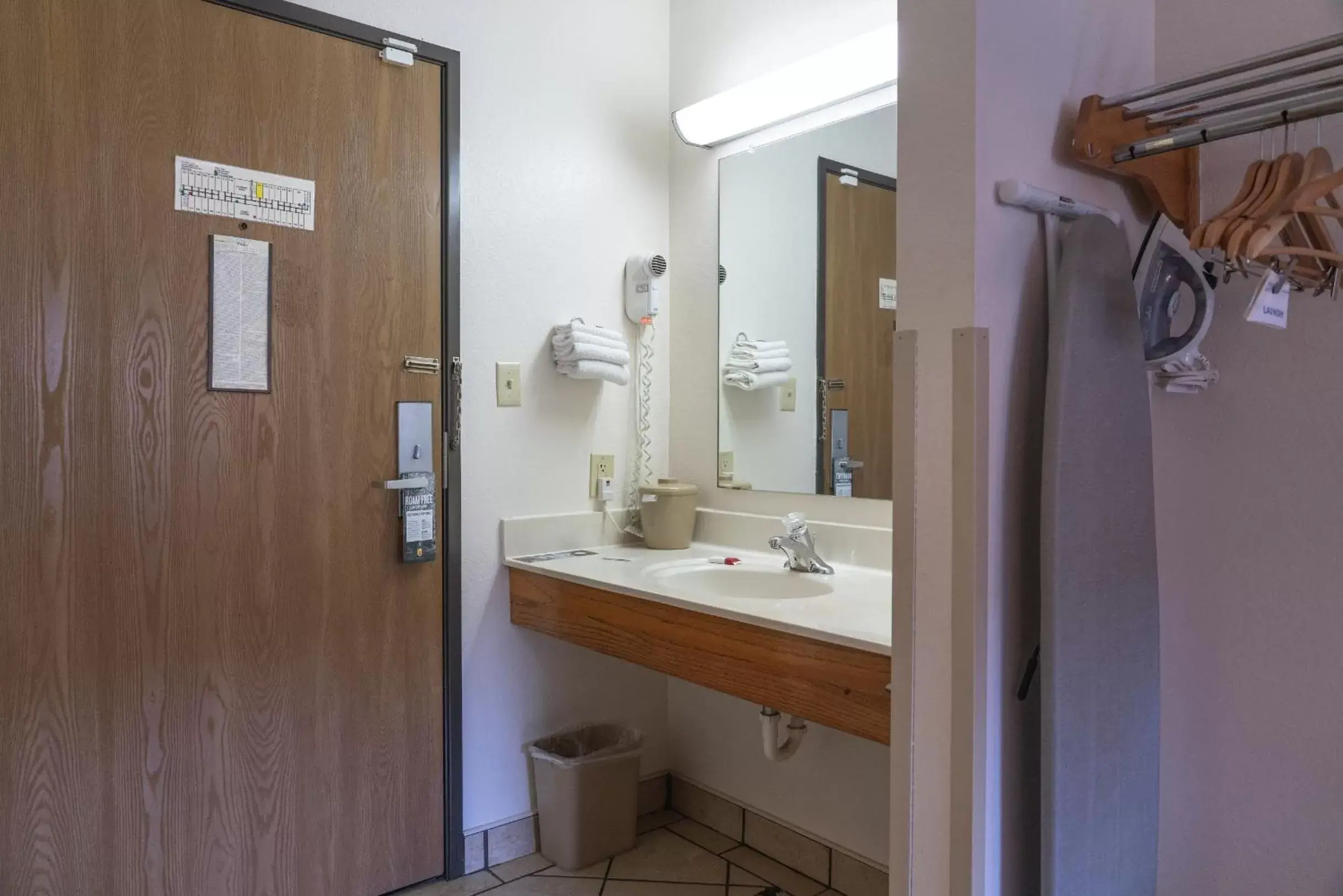 King Studio Suite - Non-Smoking in Super 8 by Wyndham Elgin King Studio Suite - Non-Smoking in Super 8 by Wyndham Elgin