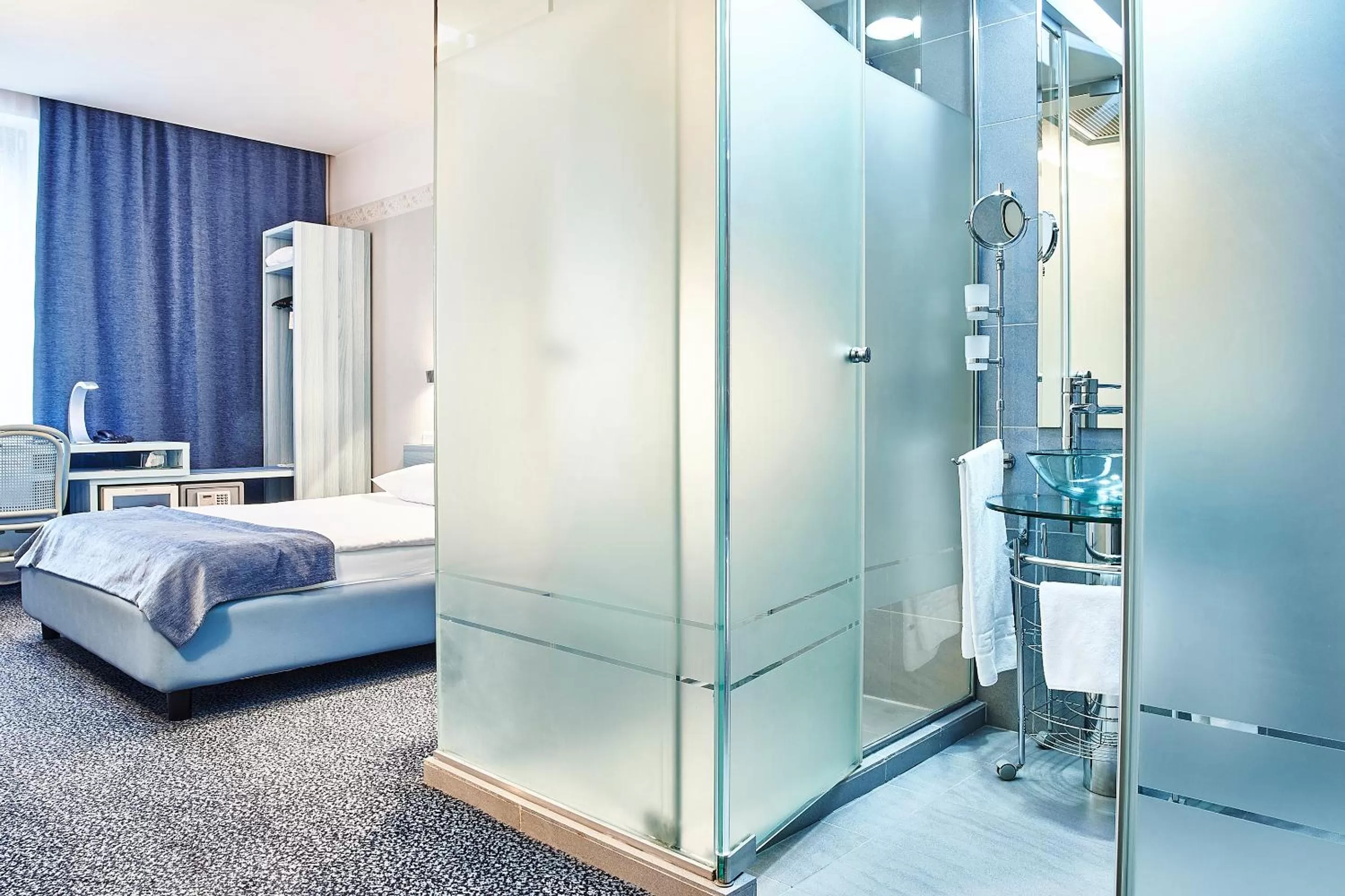 Bathroom, Bed in Continental Forum Sibiu