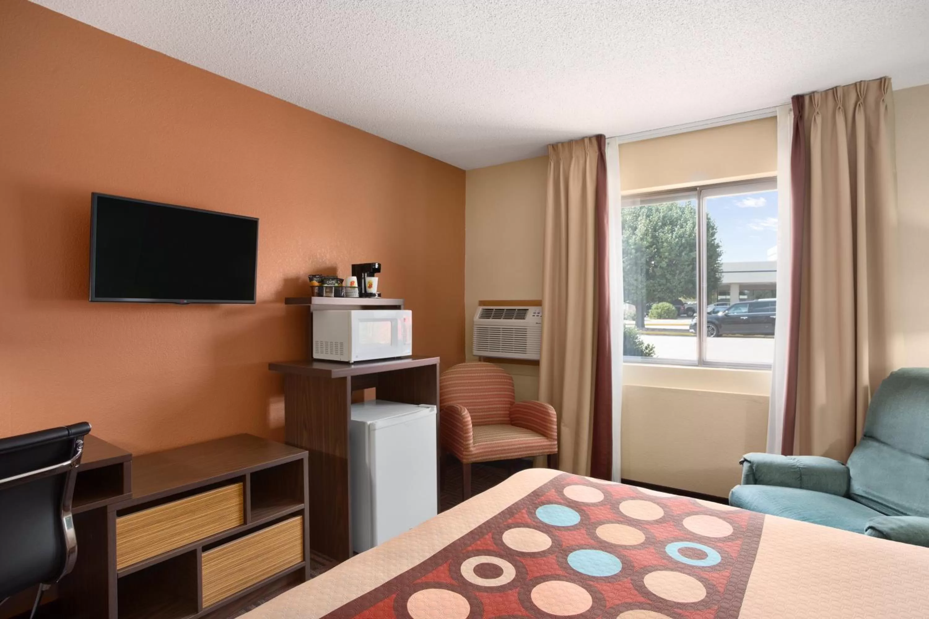 Day, Bed in Super 8 by Wyndham Carbondale