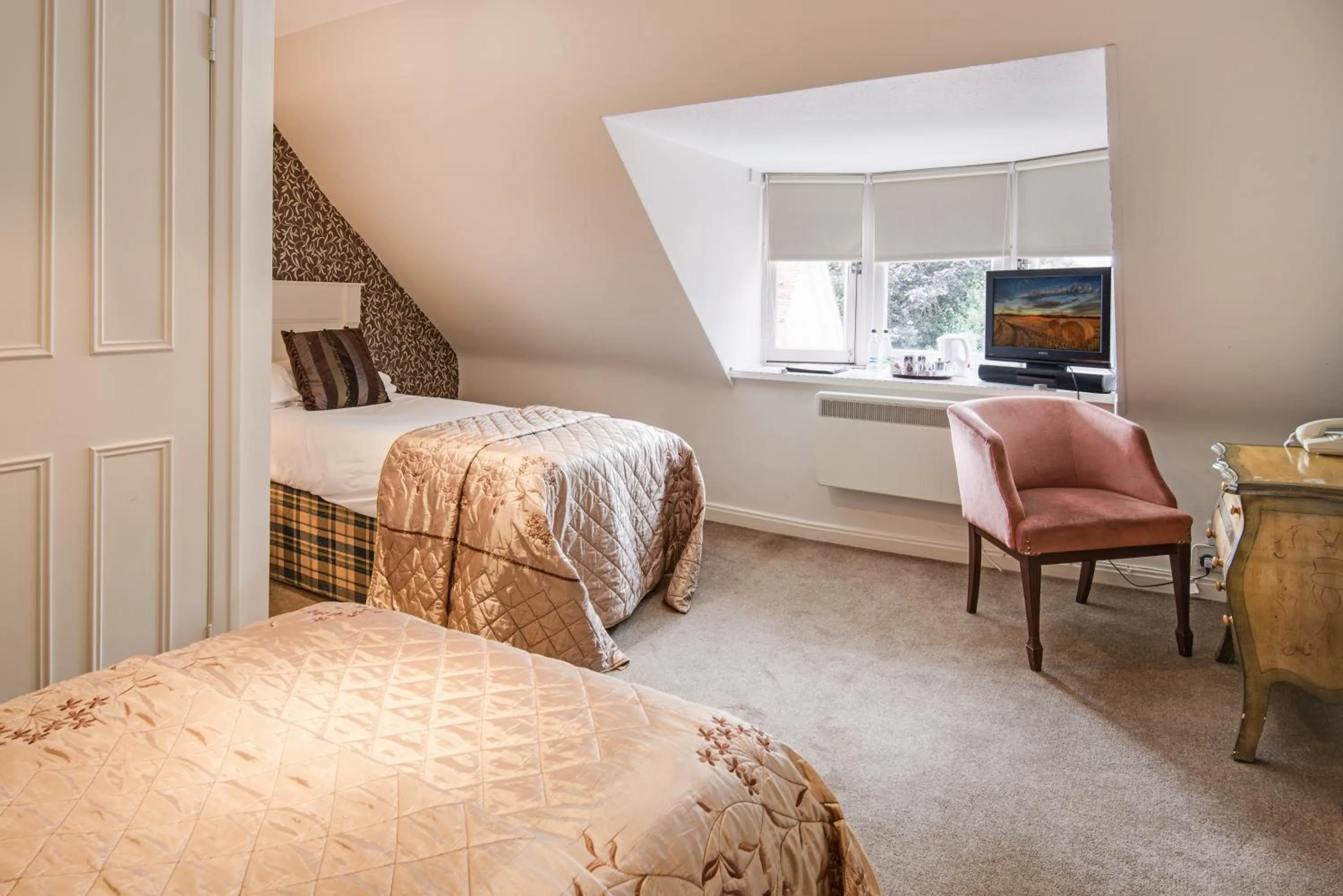 Bedroom, Bed in Queenshead Hotel Kelso