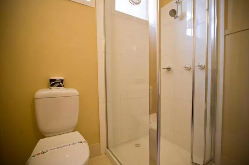 Bathroom in Parkville Motel