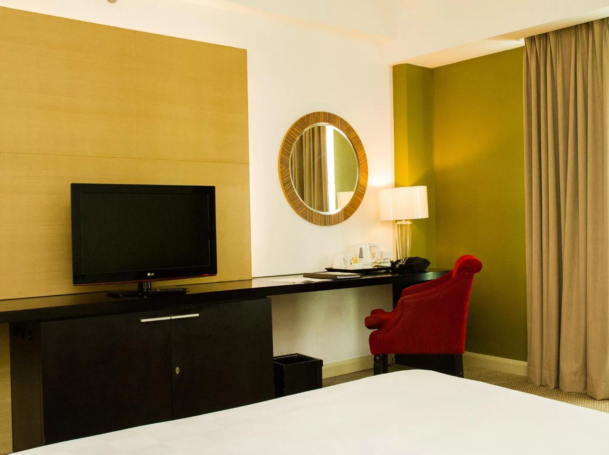 Bedroom, TV/Entertainment Center in Grandkemang Hotel