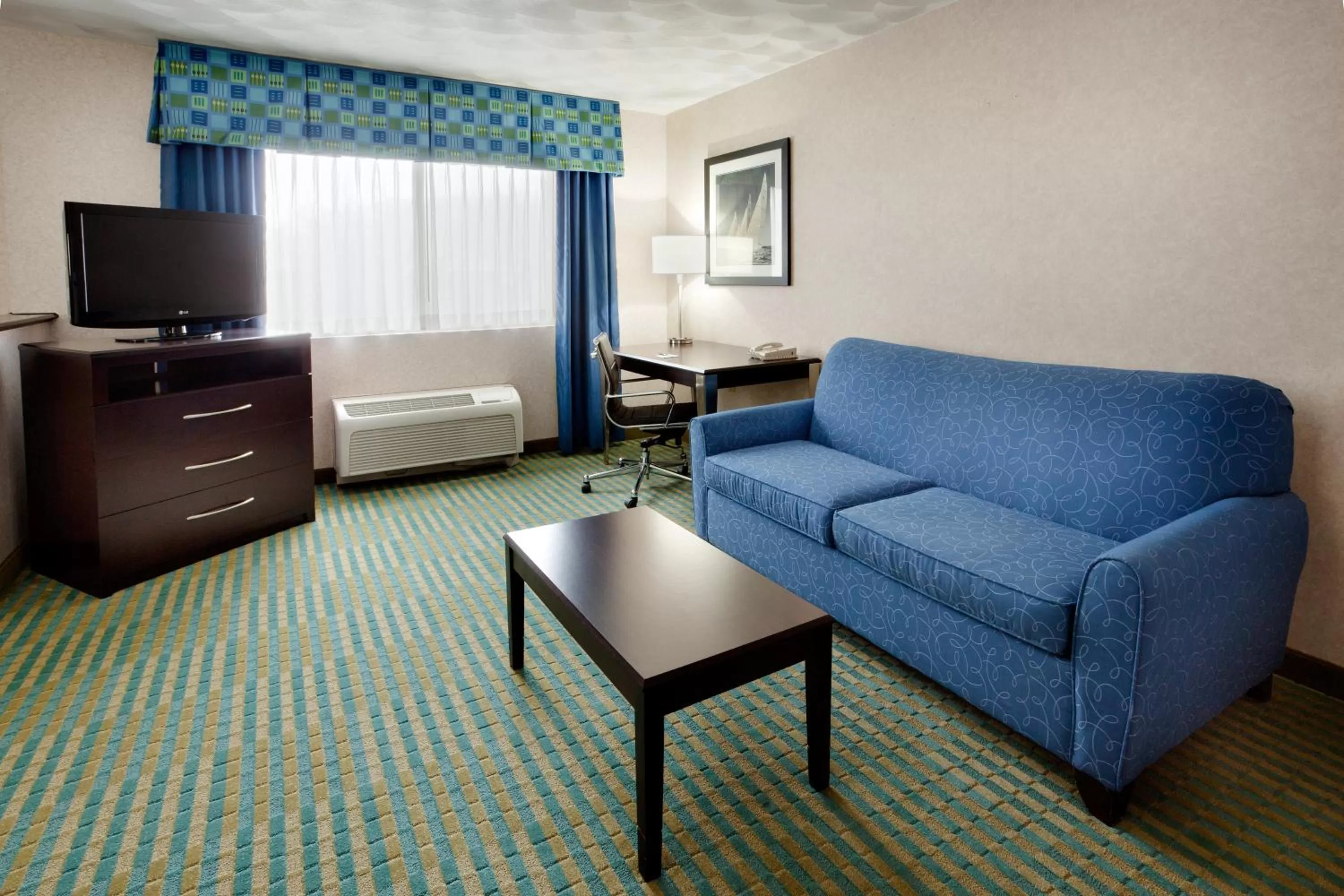 Photo of the whole room, Bed in Holiday Inn Express & Suites Smithfield - Providence by IHG
