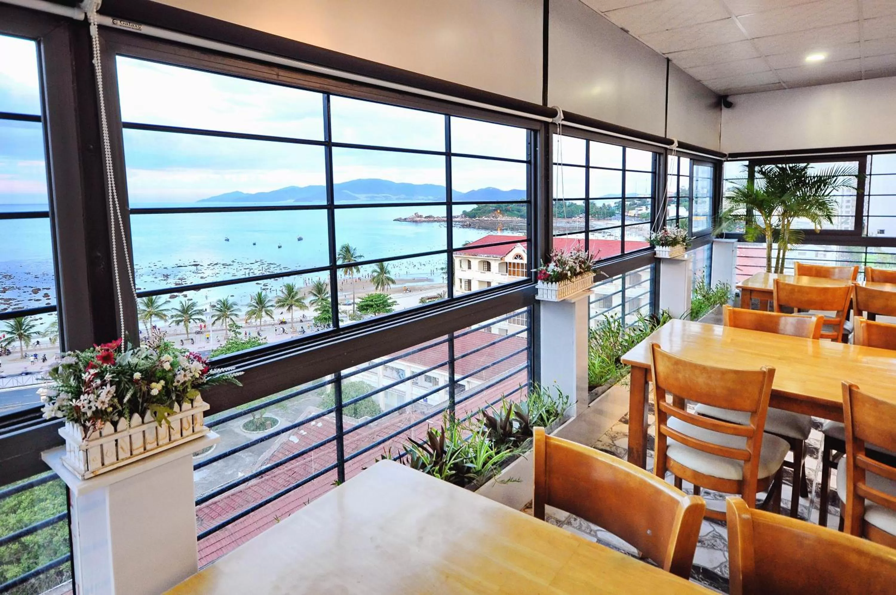 Restaurant/places to eat in Arise Seaside Hotel