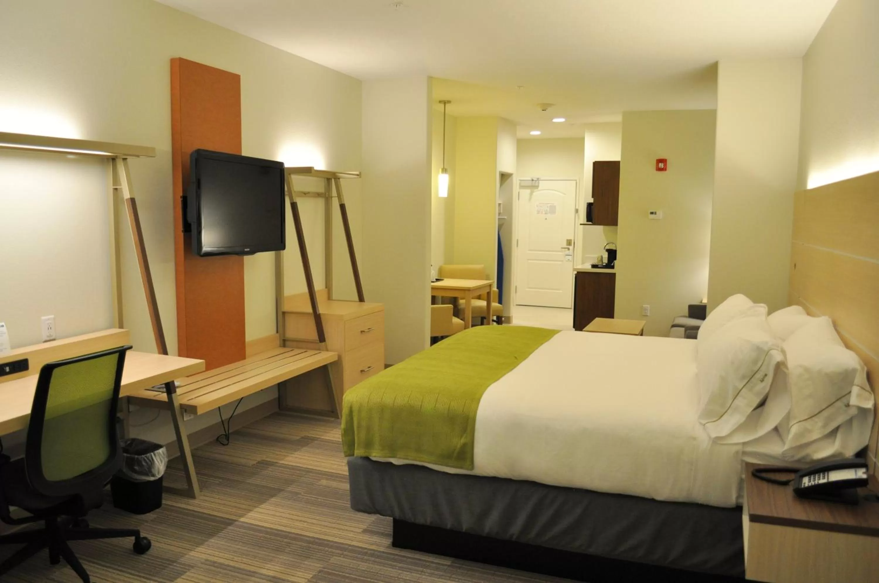Photo of the whole room, Bed in Holiday Inn Express & Suites Price by IHG