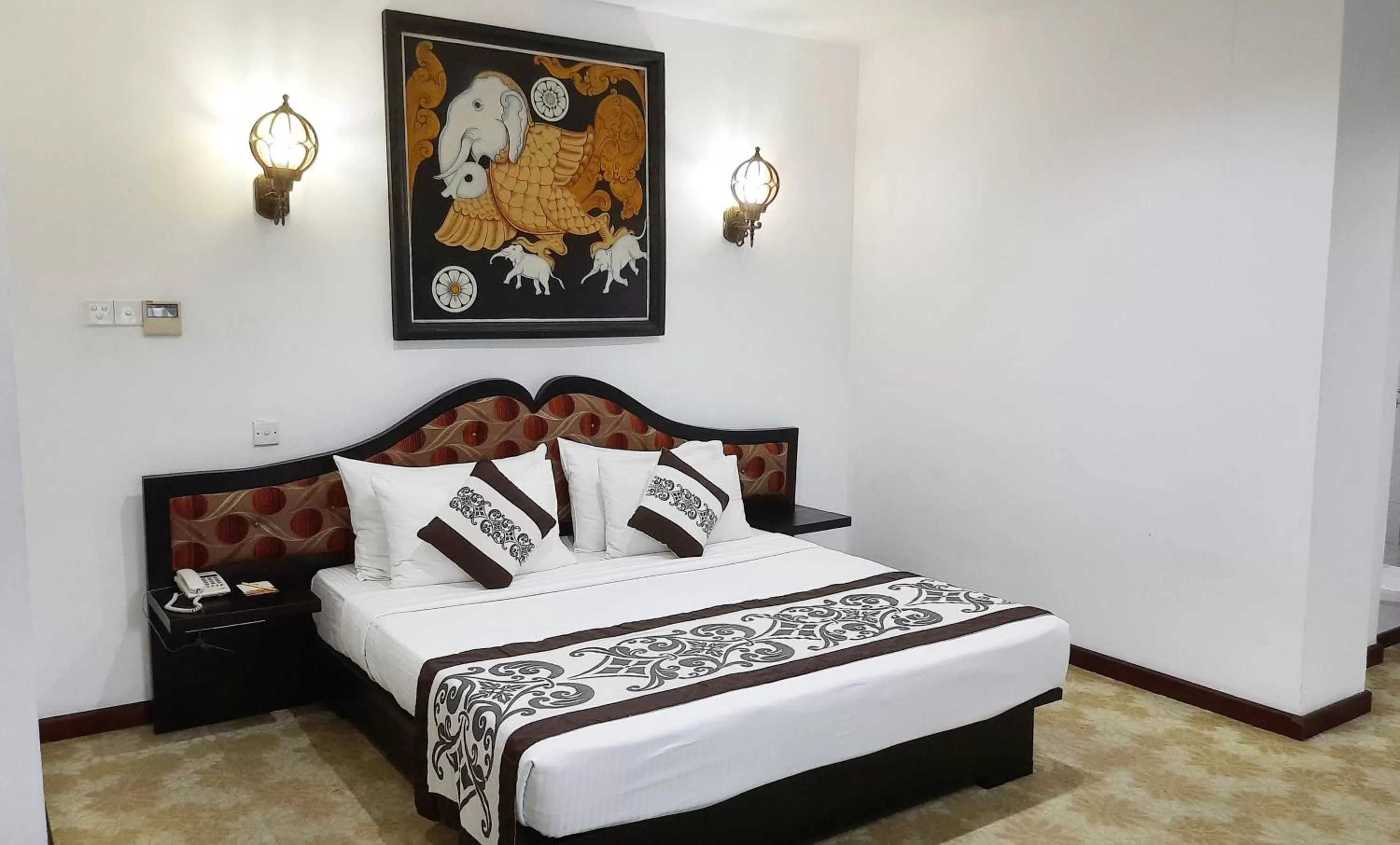 Bedroom, Bed in Royal Kandyan Hotel