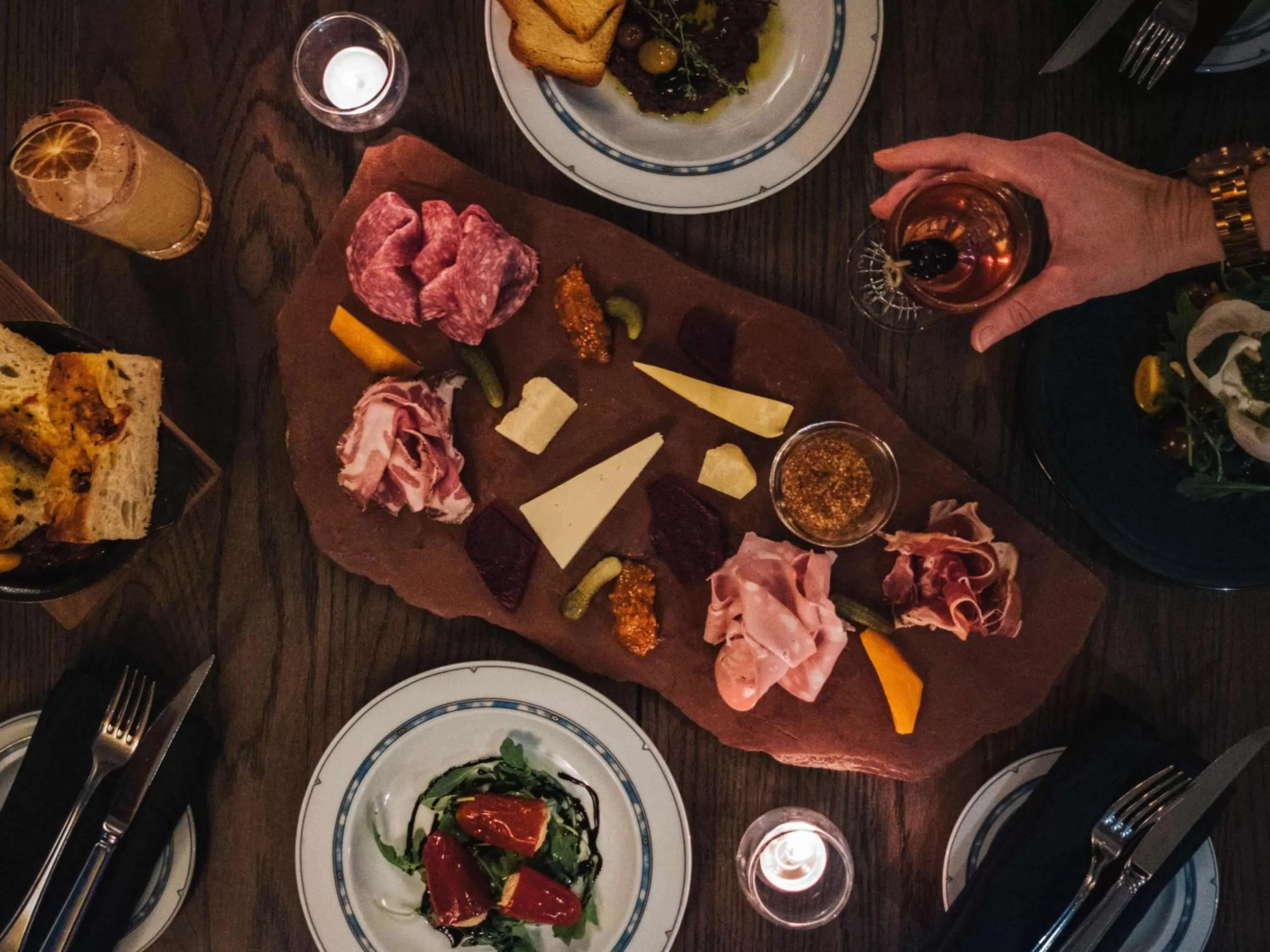 Lounge or bar in Fairmont Jasper Park Lodge