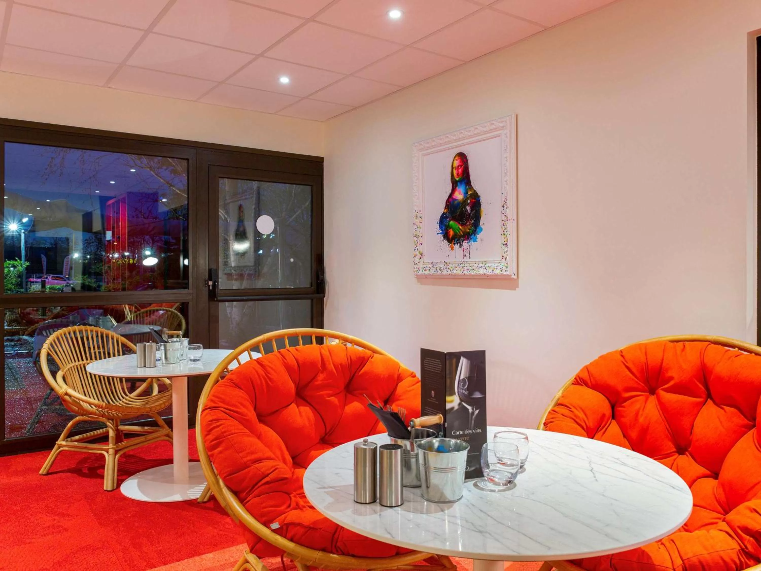 Lounge or bar in ibis Tours Sud