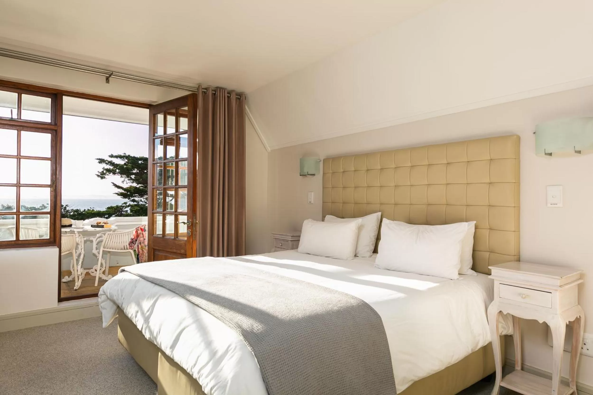 Bed in Harbour House Hotel - Manor House