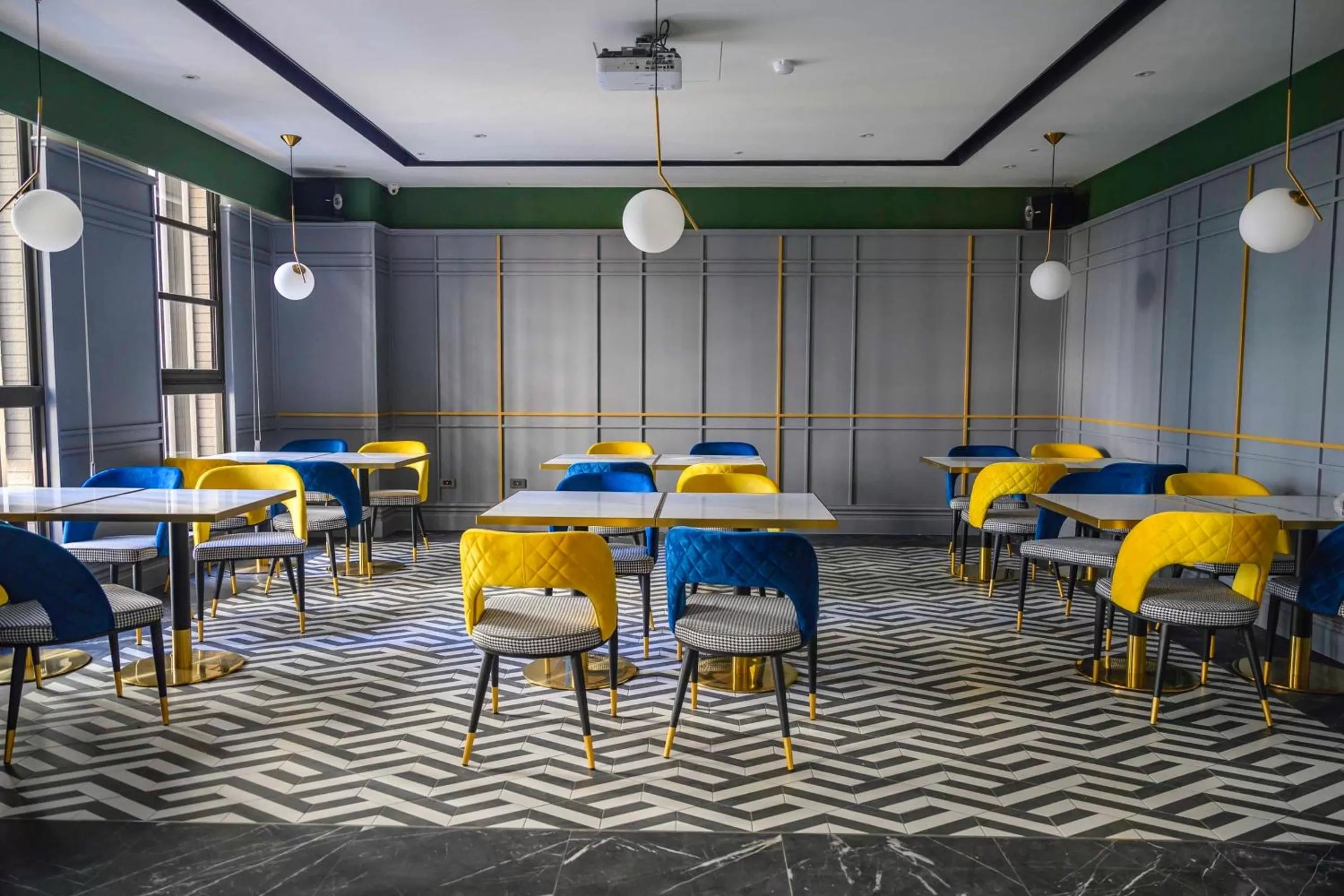 Restaurant/places to eat in Tenz Go Hotel