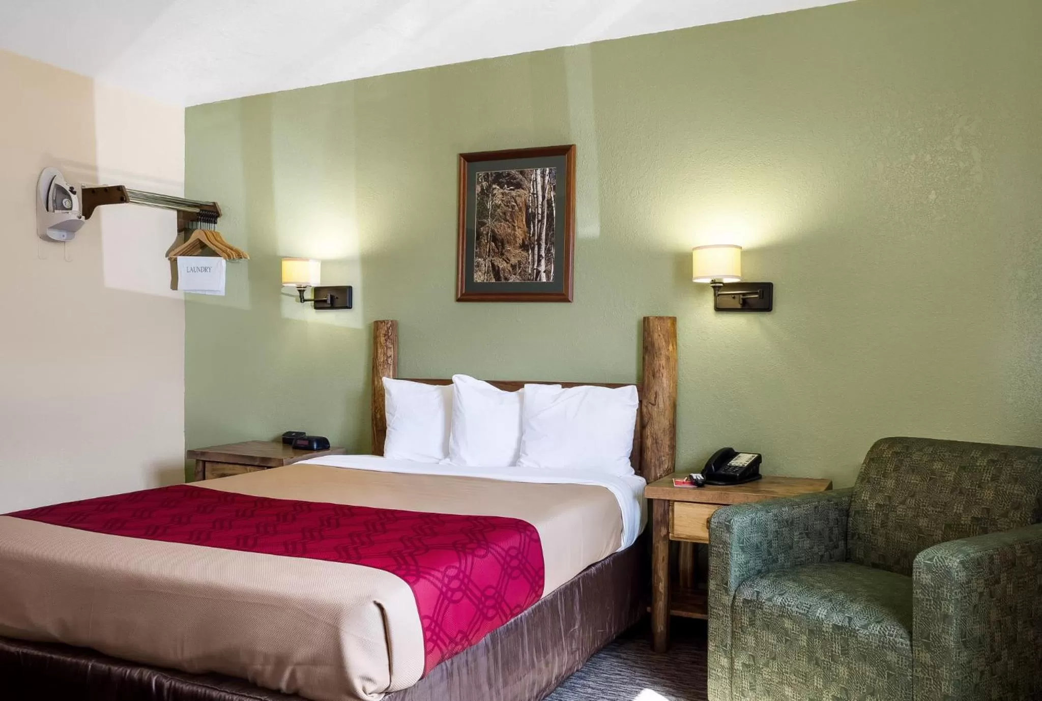 Photo of the whole room, Bed in Econo Lodge, Downtown Custer Near Custer State Park and Mt Rushmore