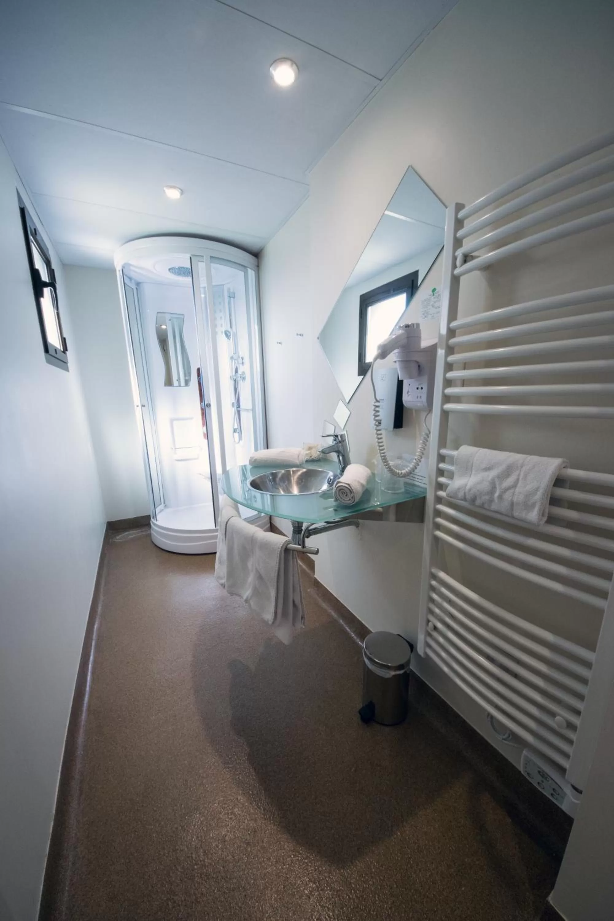 Bathroom in L'HÔTEL de CHARTRES