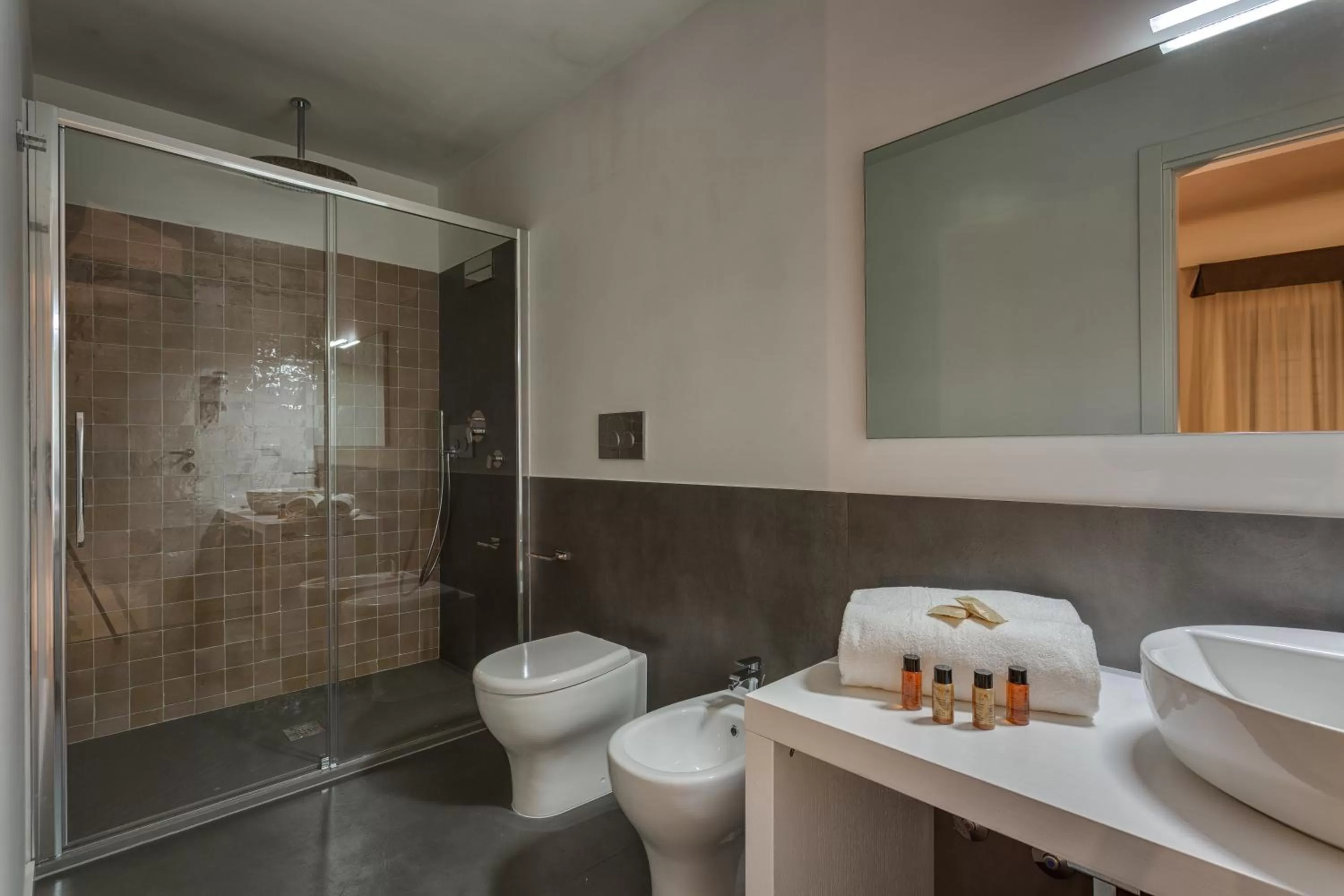 Shower in Navona Theatre Hotel