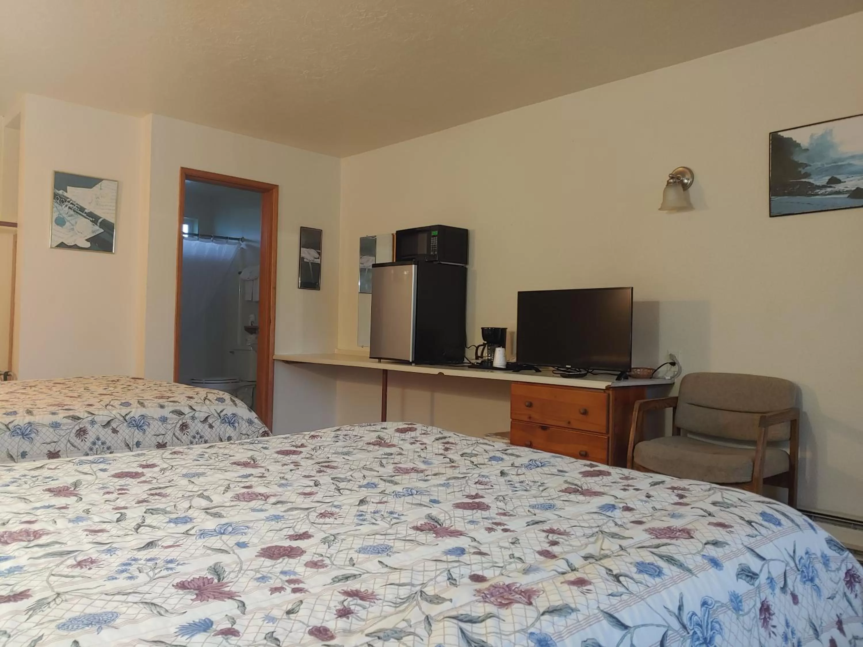 Bed in The Dublin House Motel