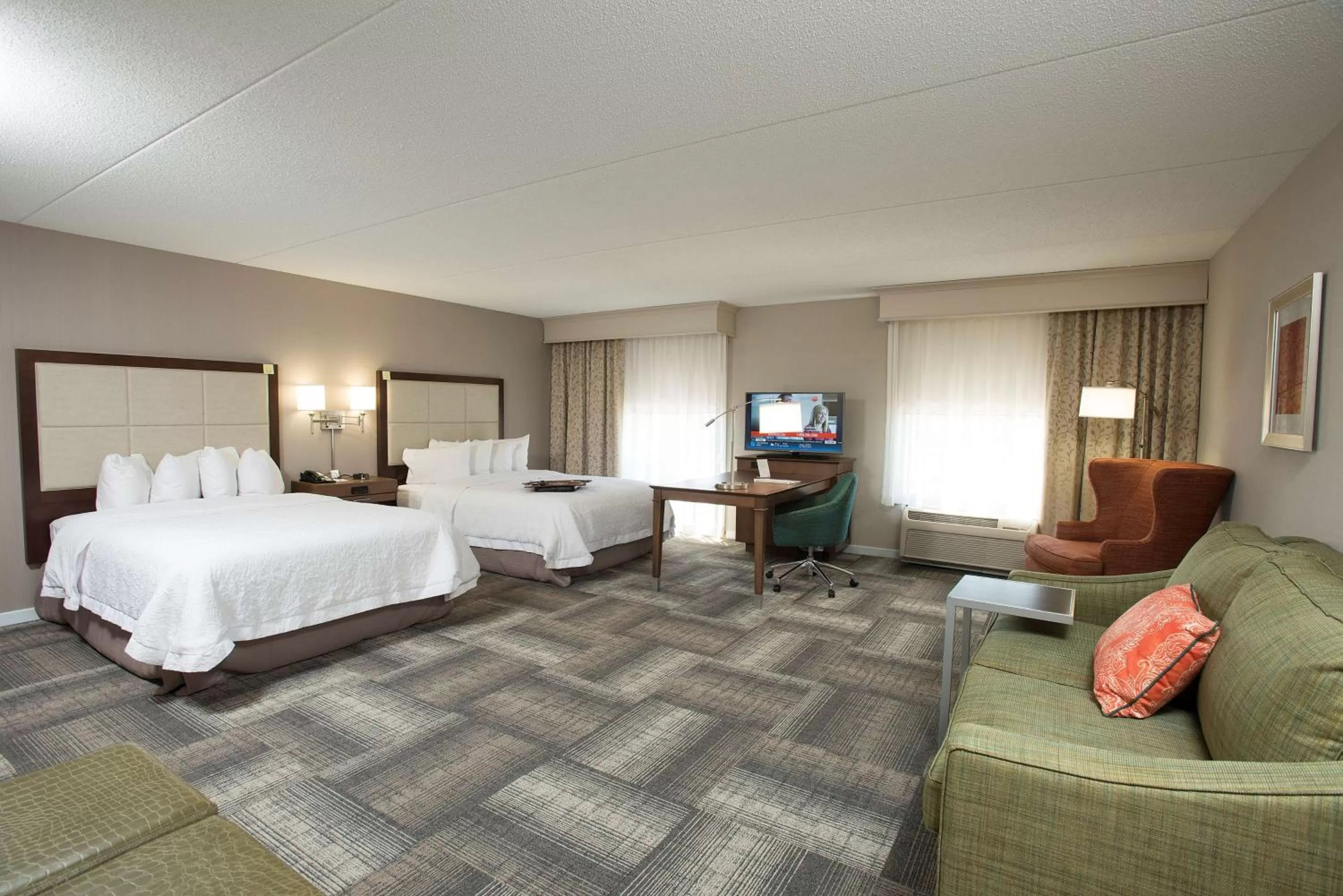 Bed in Hampton Inn & Suites Cincinnati-Union Centre