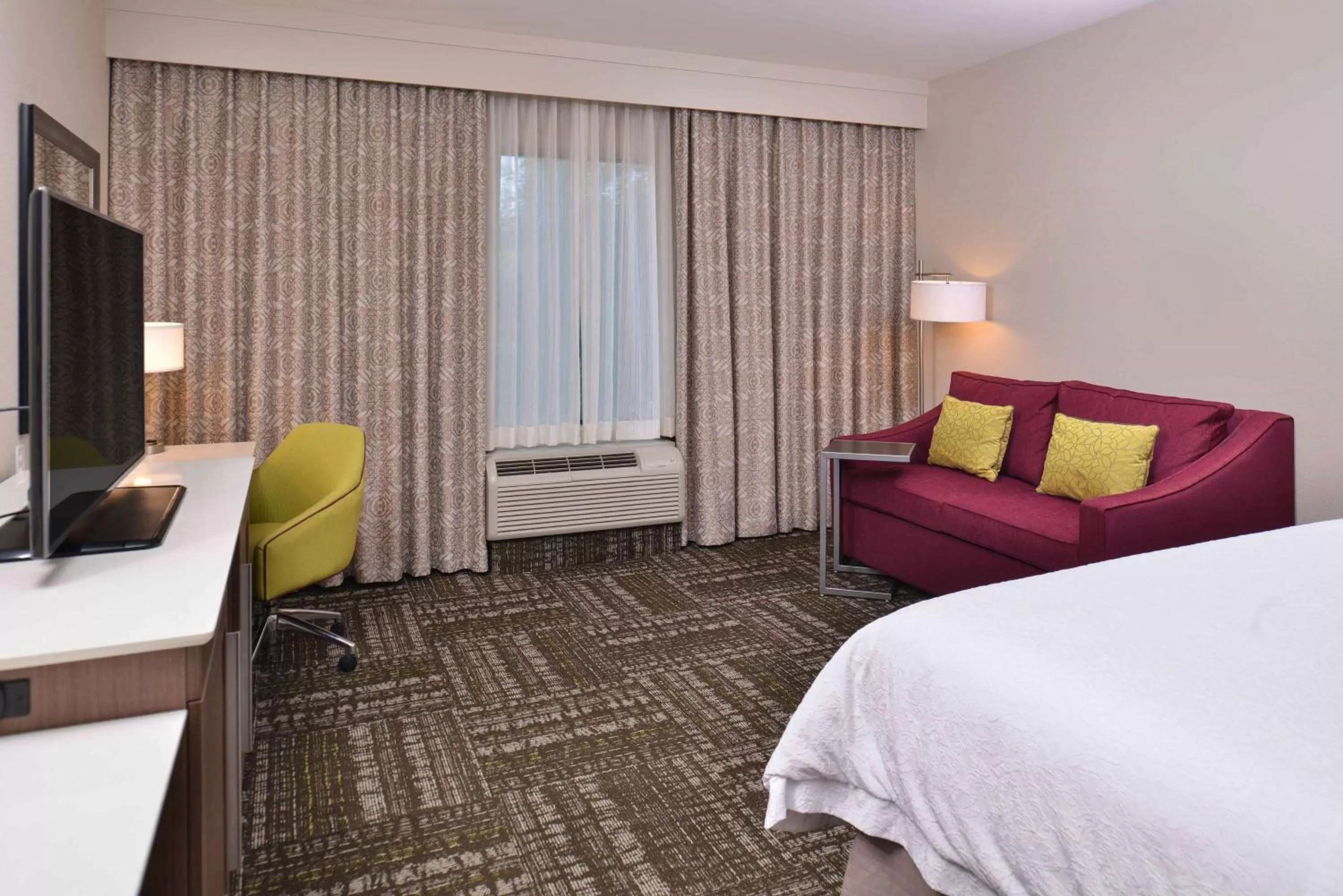 Bed in Hampton Inn & Suites Dallas Market Center