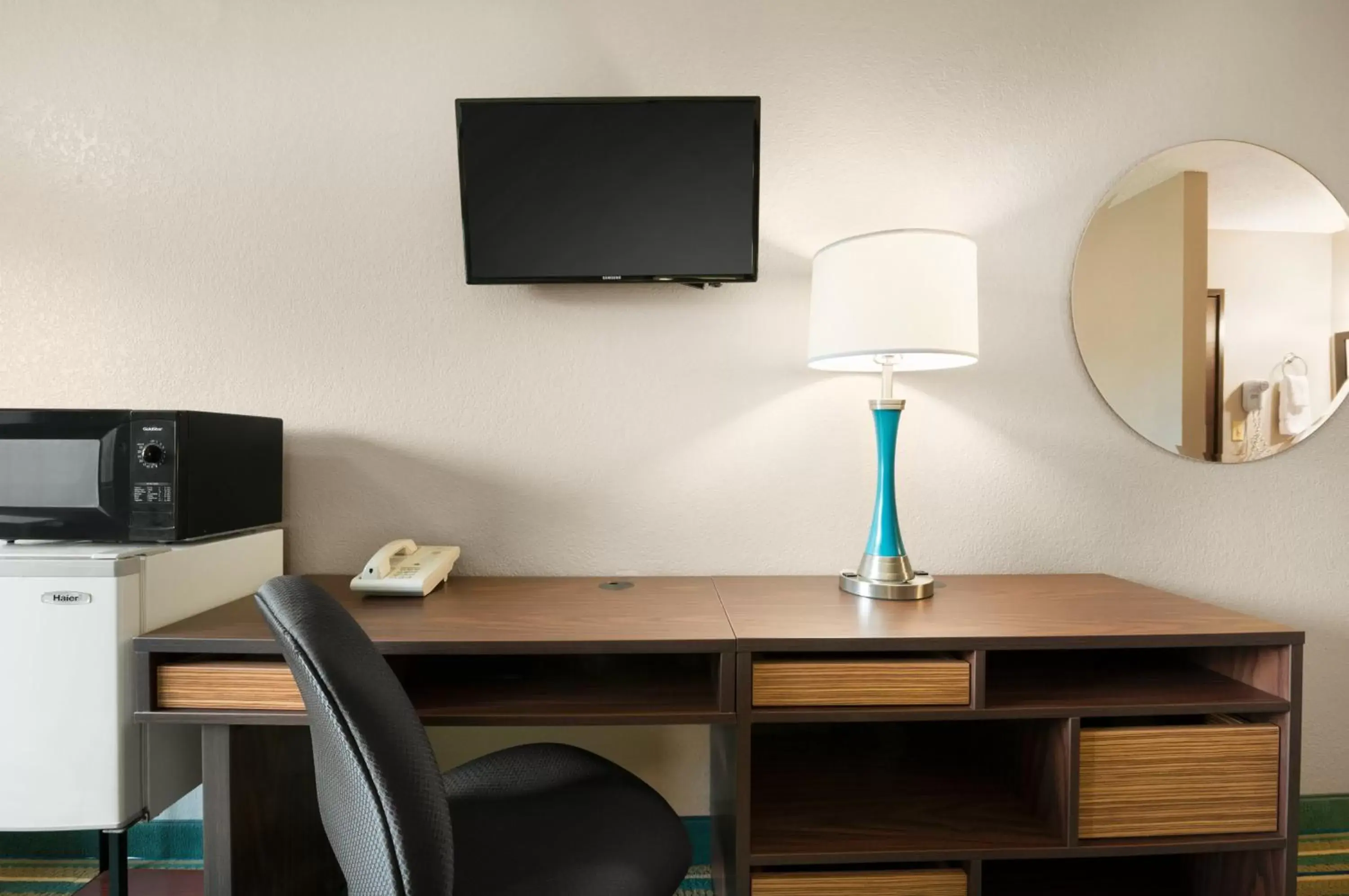 Deluxe King Studio Suite - Non-Smoking in Super 8 by Wyndham Rantoul Deluxe King Studio Suite - Non-Smoking in Super 8 by Wyndham Rantoul