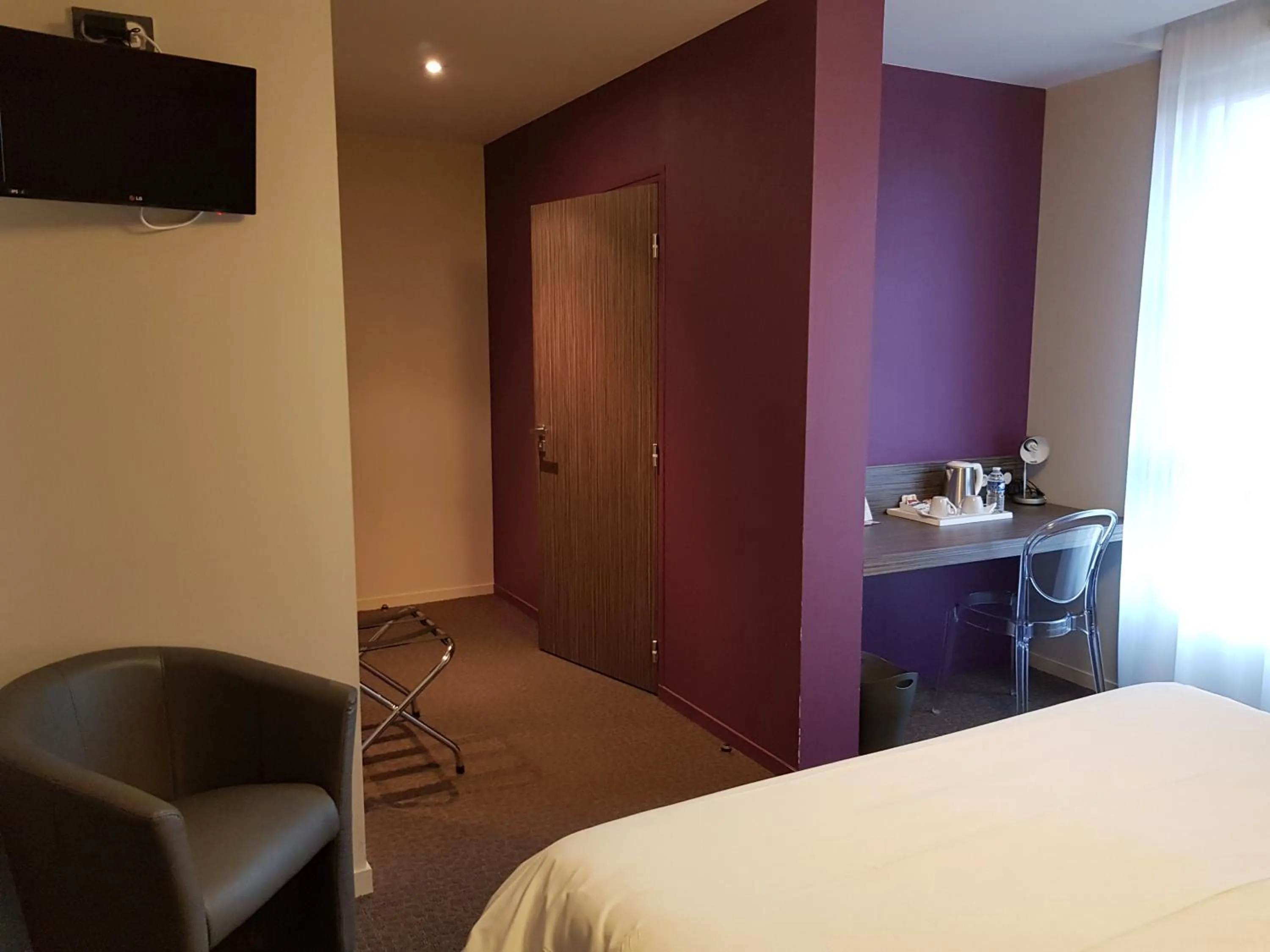 Photo of the whole room, Bed in Logis Hôtel A la Bonne Auberge