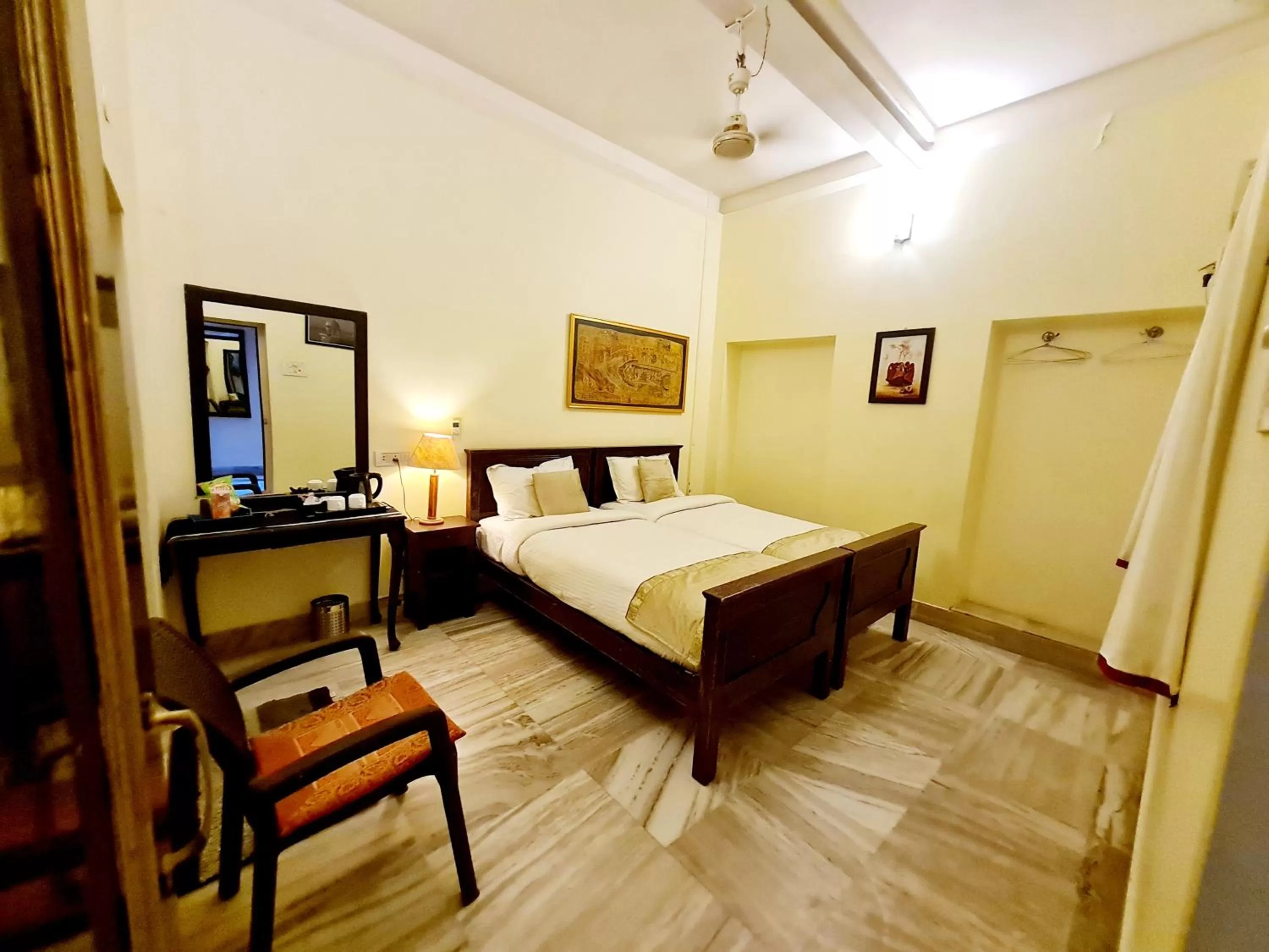 Bed in Hotel Shahi Garh