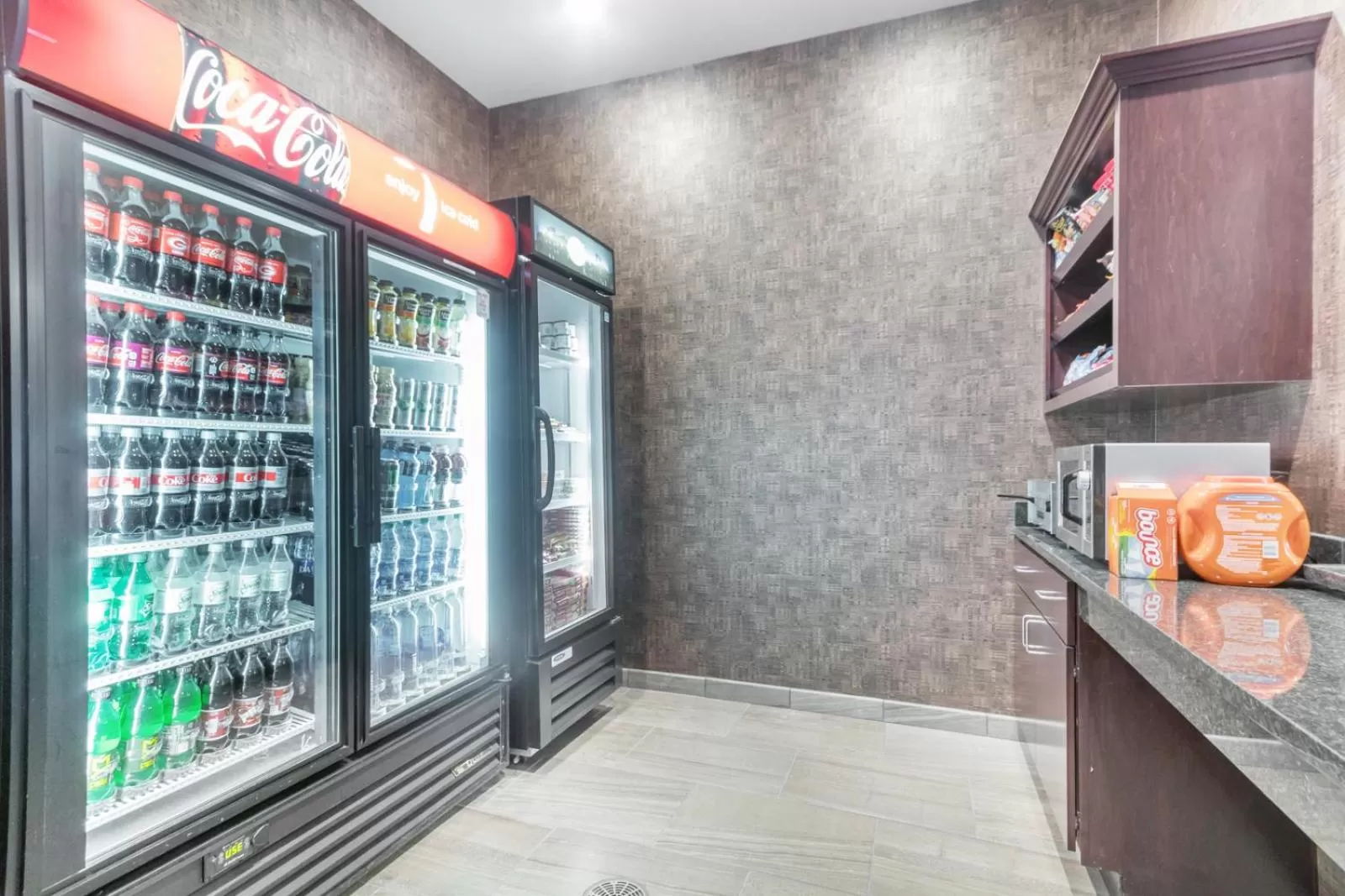 On-site shops in Cobblestone Hotel & Suites - Janesville