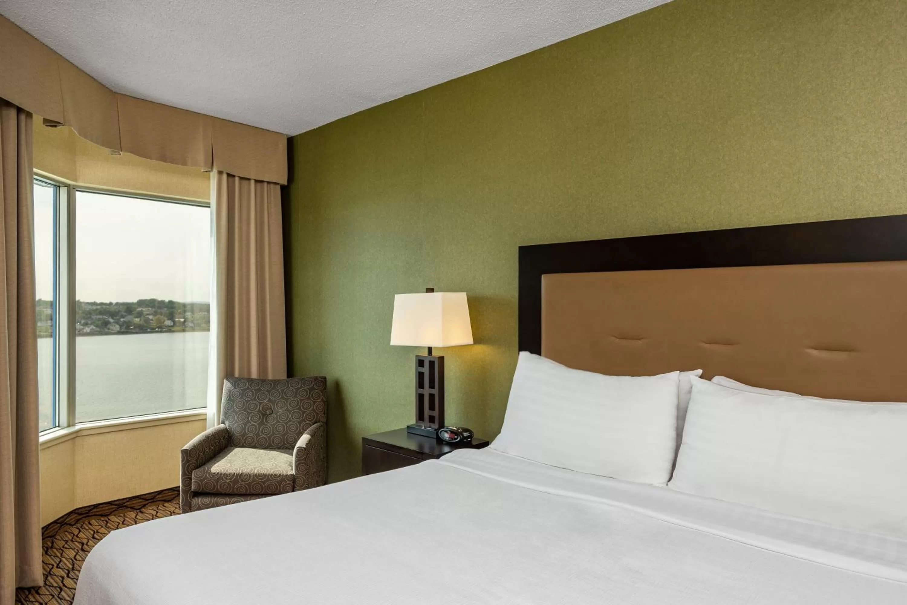 Photo of the whole room, Bed in Holiday Inn Sydney - Waterfront by IHG