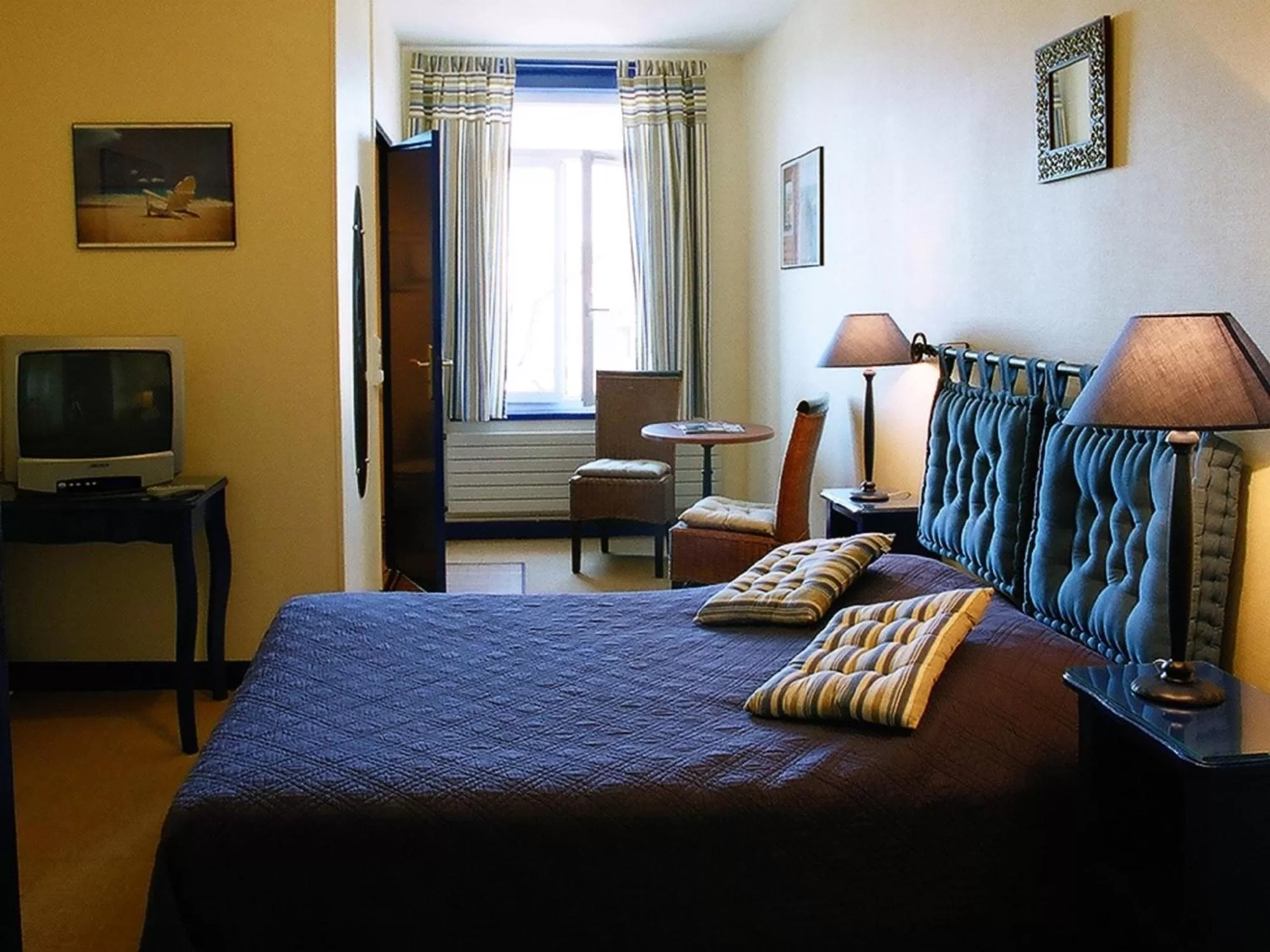Bedroom, Bed in The Originals Boutique, Hôtel d'Angleterre, Fécamp